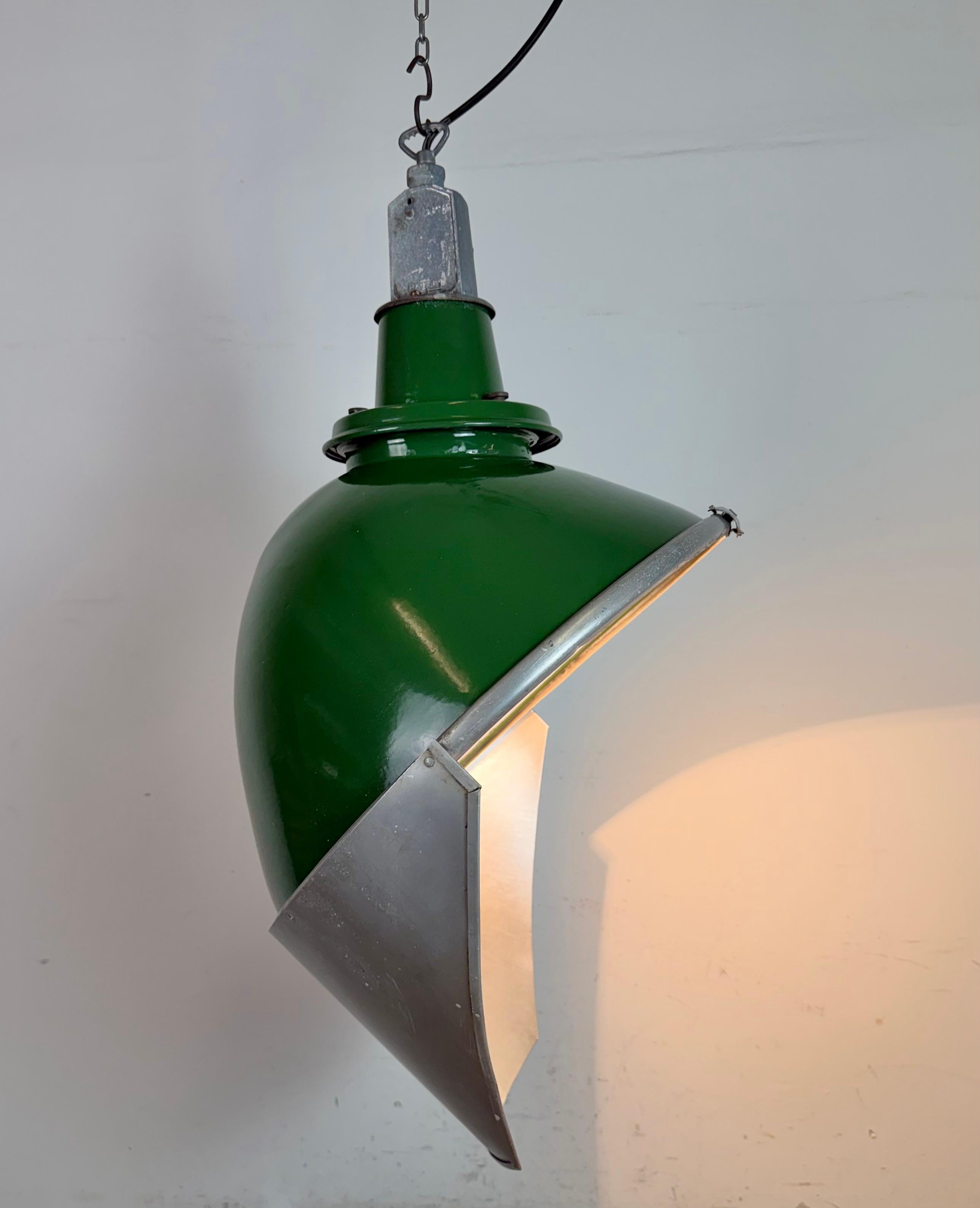 Large Industrial British Green Enamel Factory Pendant Lamp from Benjamin, 1960s For Sale 3