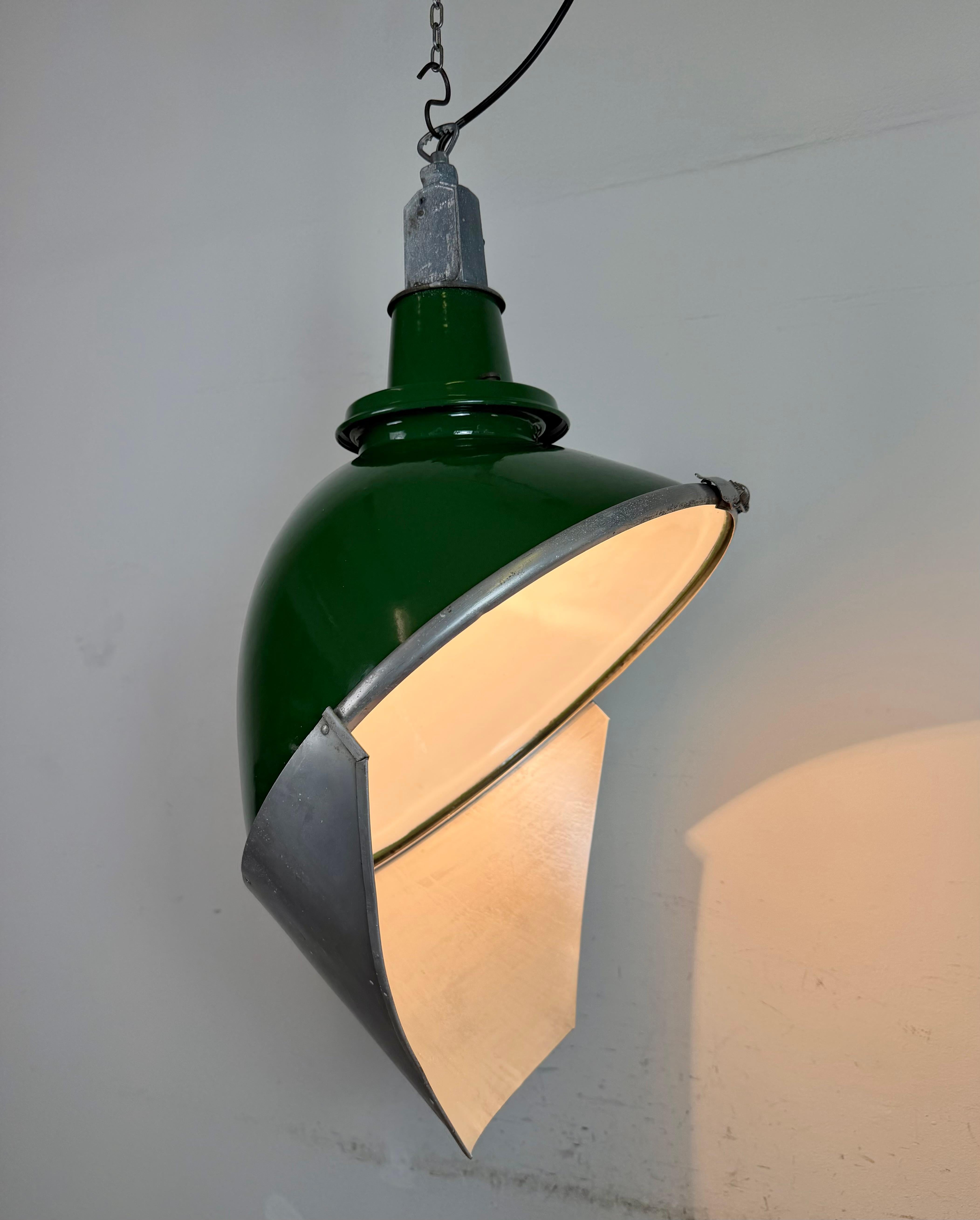 Large Industrial British Green Enamel Factory Pendant Lamp from Benjamin, 1960s For Sale 4