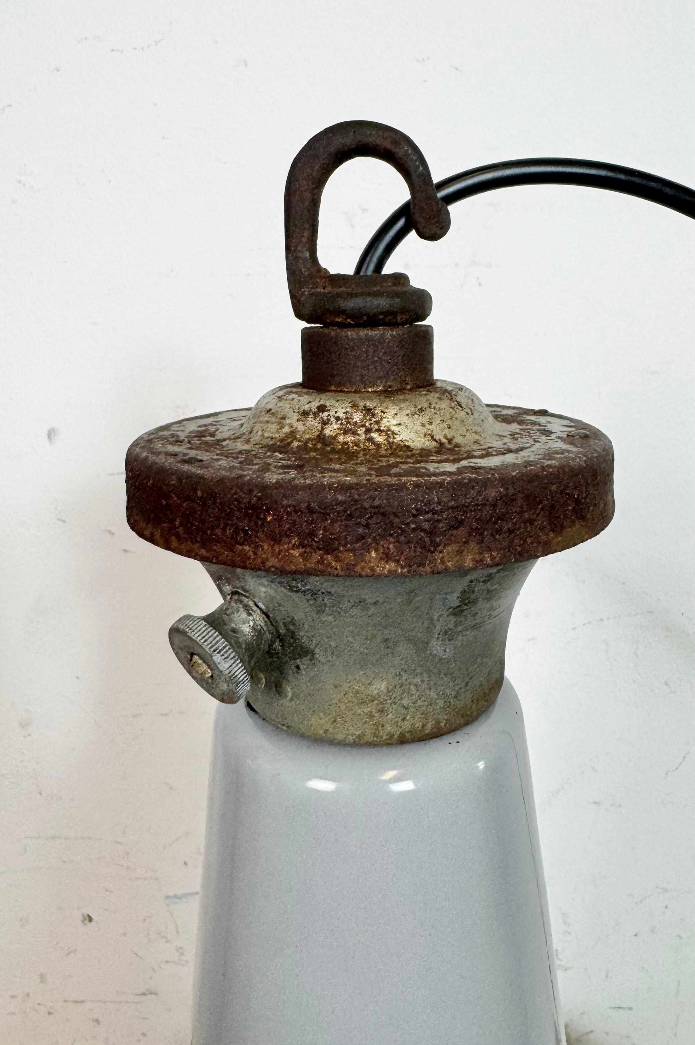 Large Industrial British Grey Enamel Factory Pendant Lamp from Benjamin, 1960s For Sale 10