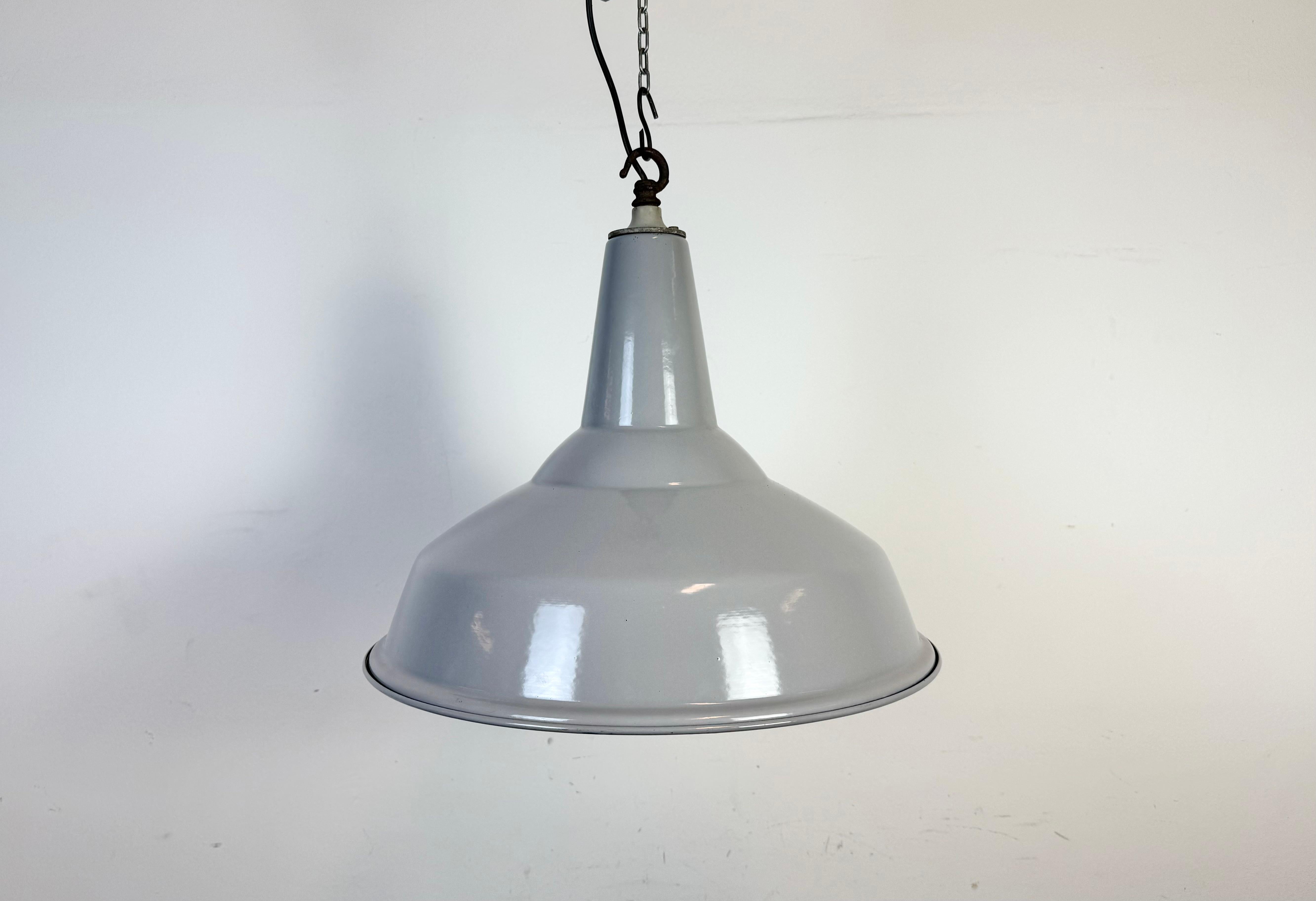 Industrial grey enamel factory pendant light made by Benjamin in United Kingdom during the 1960s. White enamel inside the shade. Iron top. The socket requires standard E27/ E26 light bulbs. New wire. The weight of the lamp is 2,8 kg.The diameter of