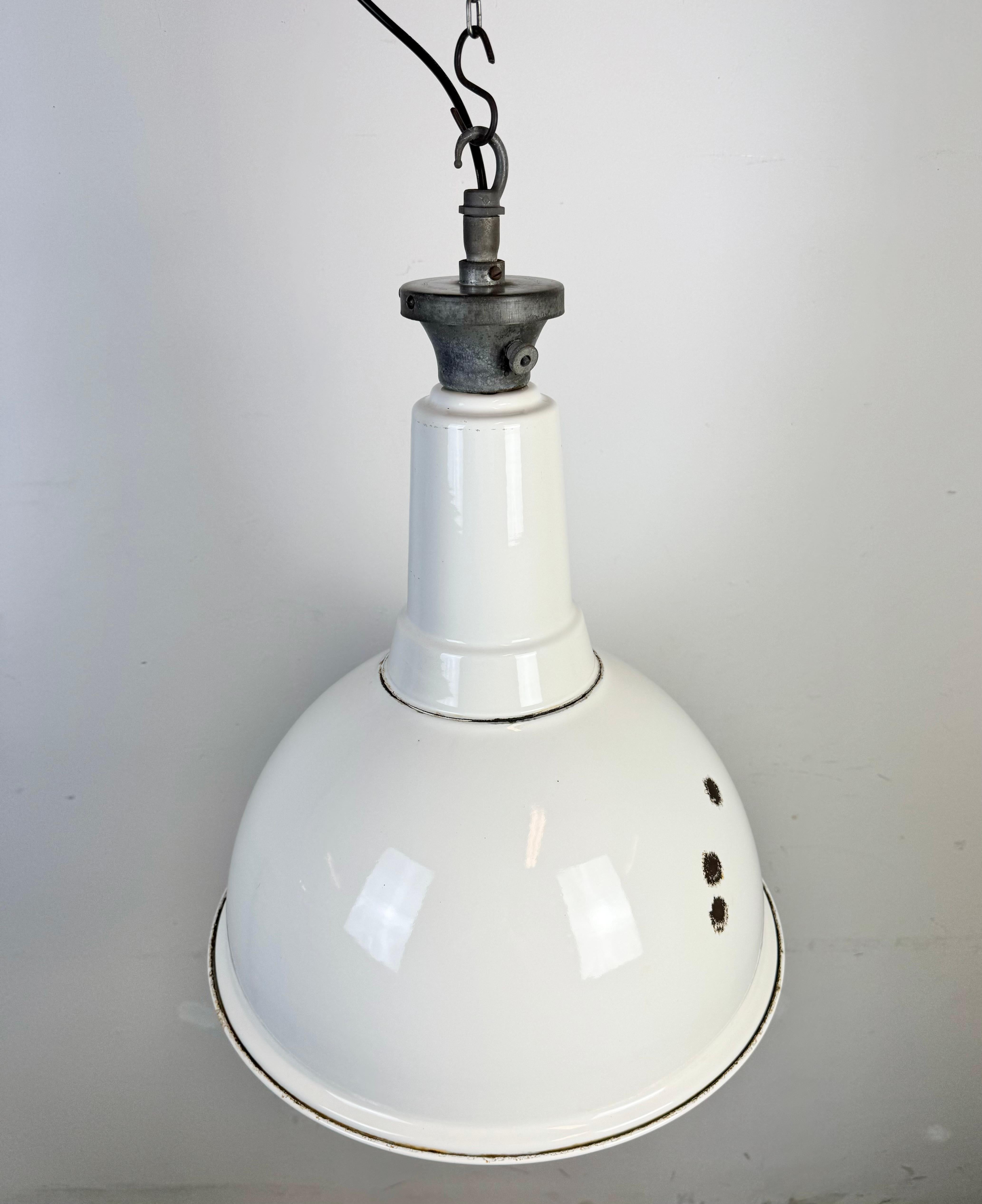 Grande lampada a sospensione industriale britannica a smalto bianco di Benjamin, anni '60 in vendita 3