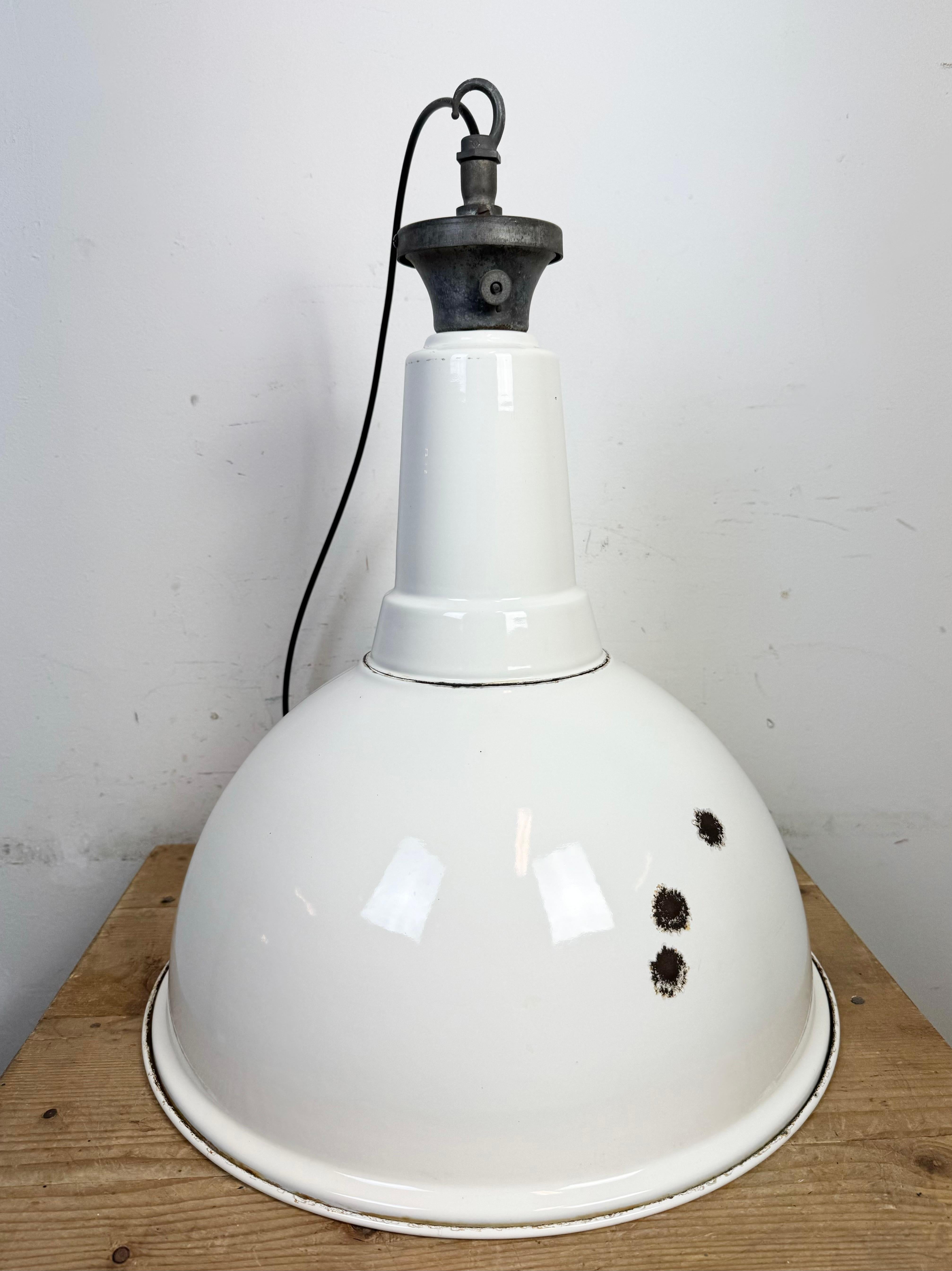 Grande lampada a sospensione industriale britannica a smalto bianco di Benjamin, anni '60 in vendita 4