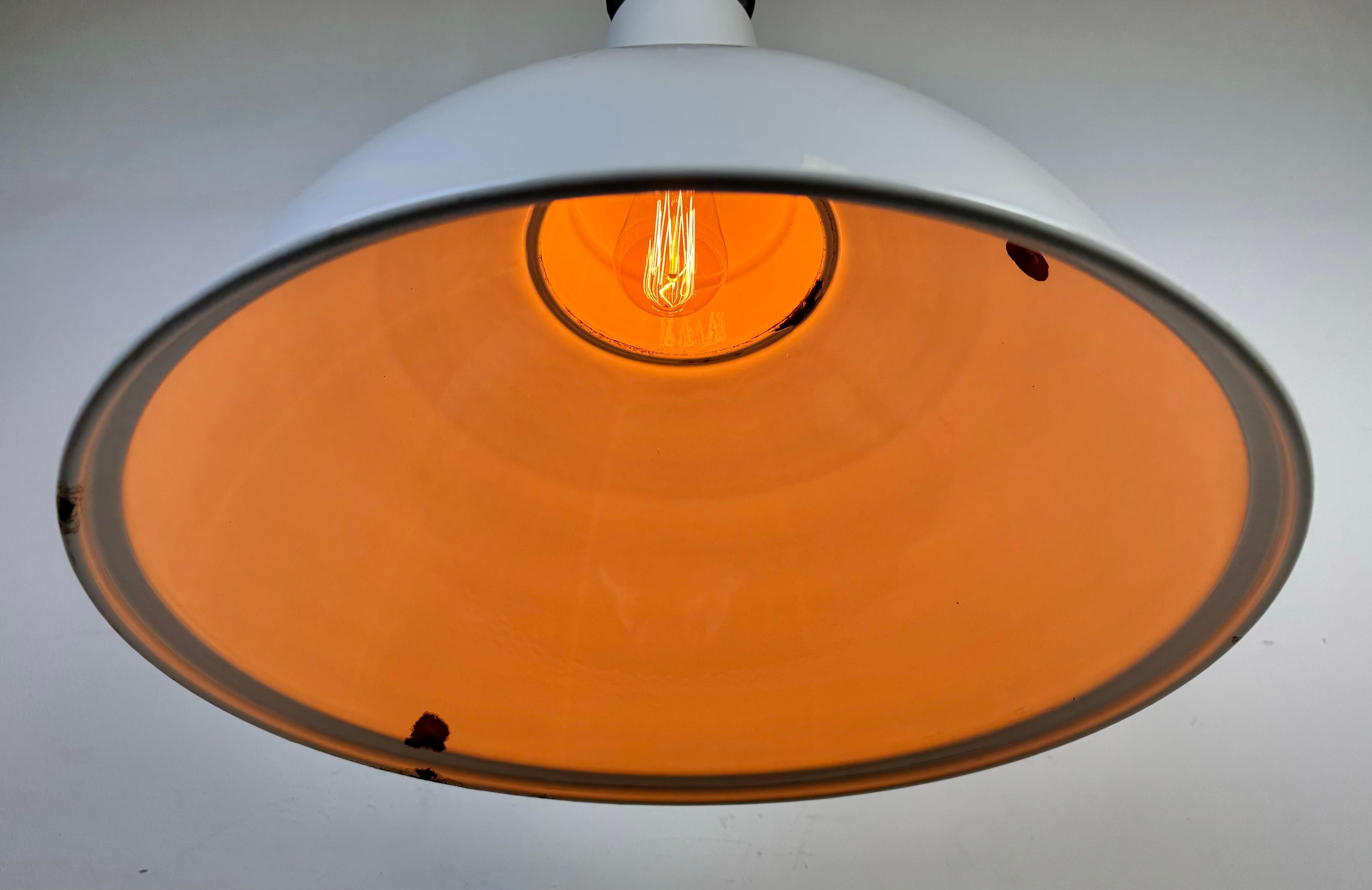 Grande lampada a sospensione industriale britannica a smalto bianco di Benjamin, anni '60 in vendita 5