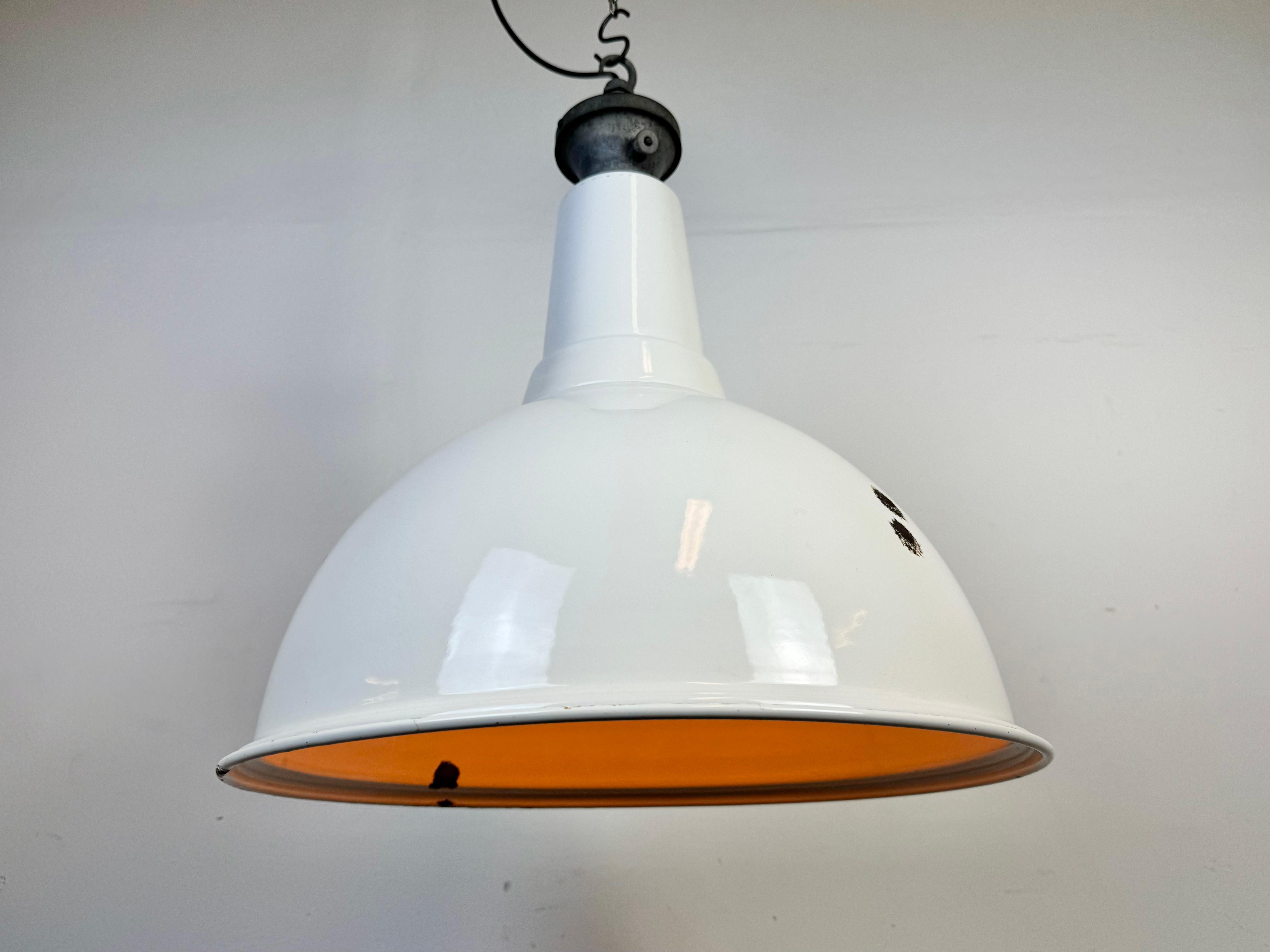 Grande lampada a sospensione industriale britannica a smalto bianco di Benjamin, anni '60 in vendita 6