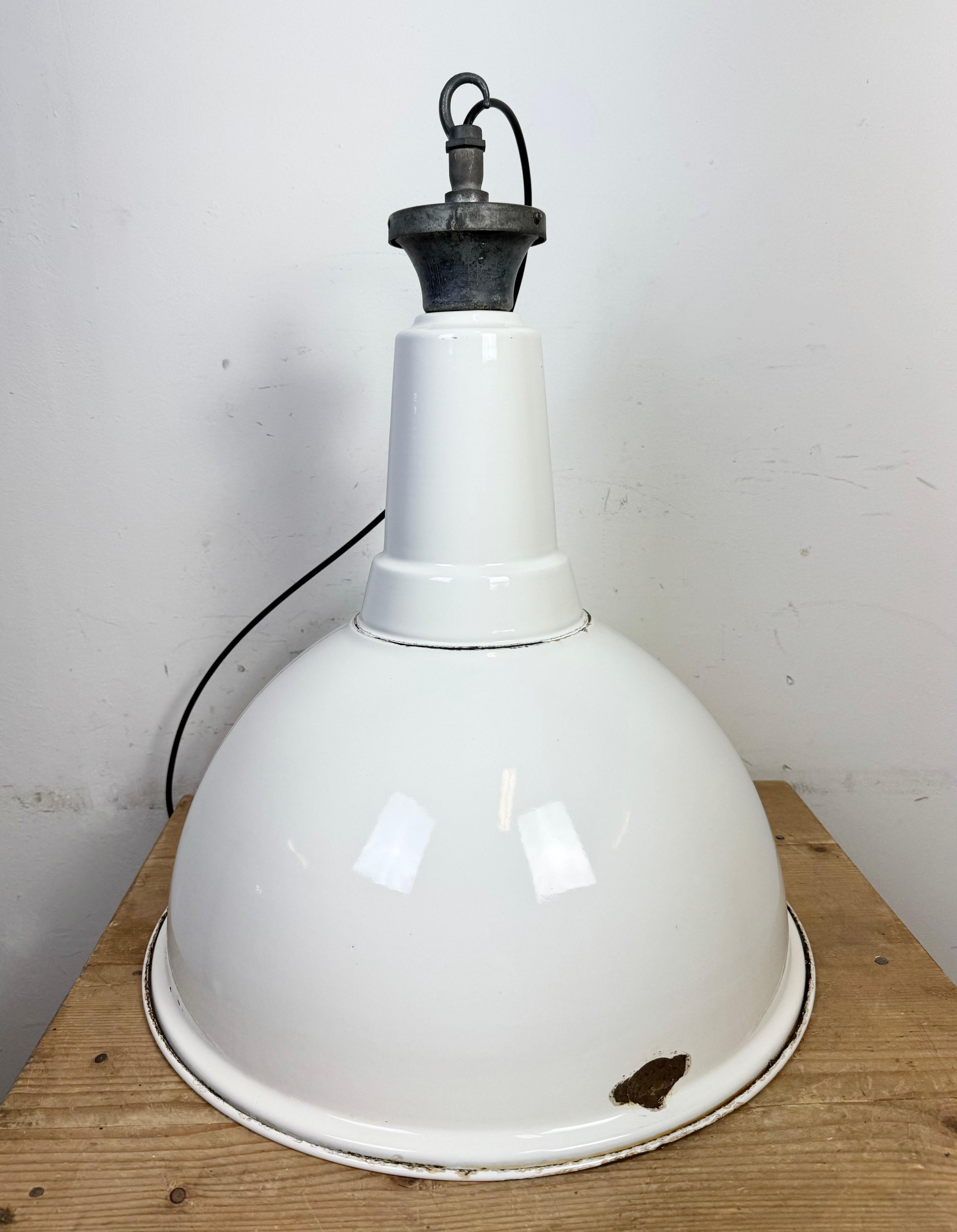 Grande lampada a sospensione industriale britannica a smalto bianco di Benjamin, anni '60 in vendita 7