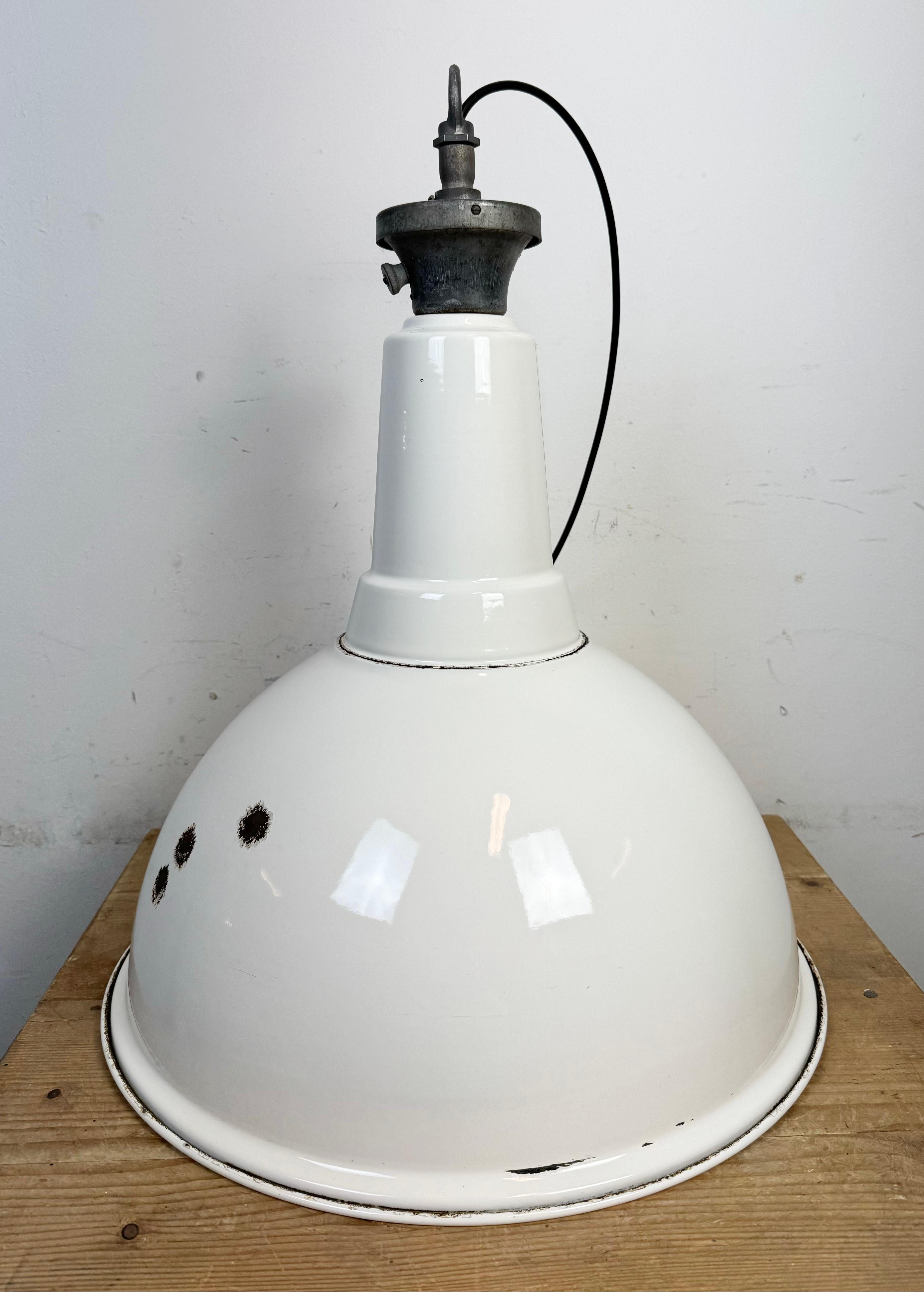 Grande lampada a sospensione industriale britannica a smalto bianco di Benjamin, anni '60 in vendita 8