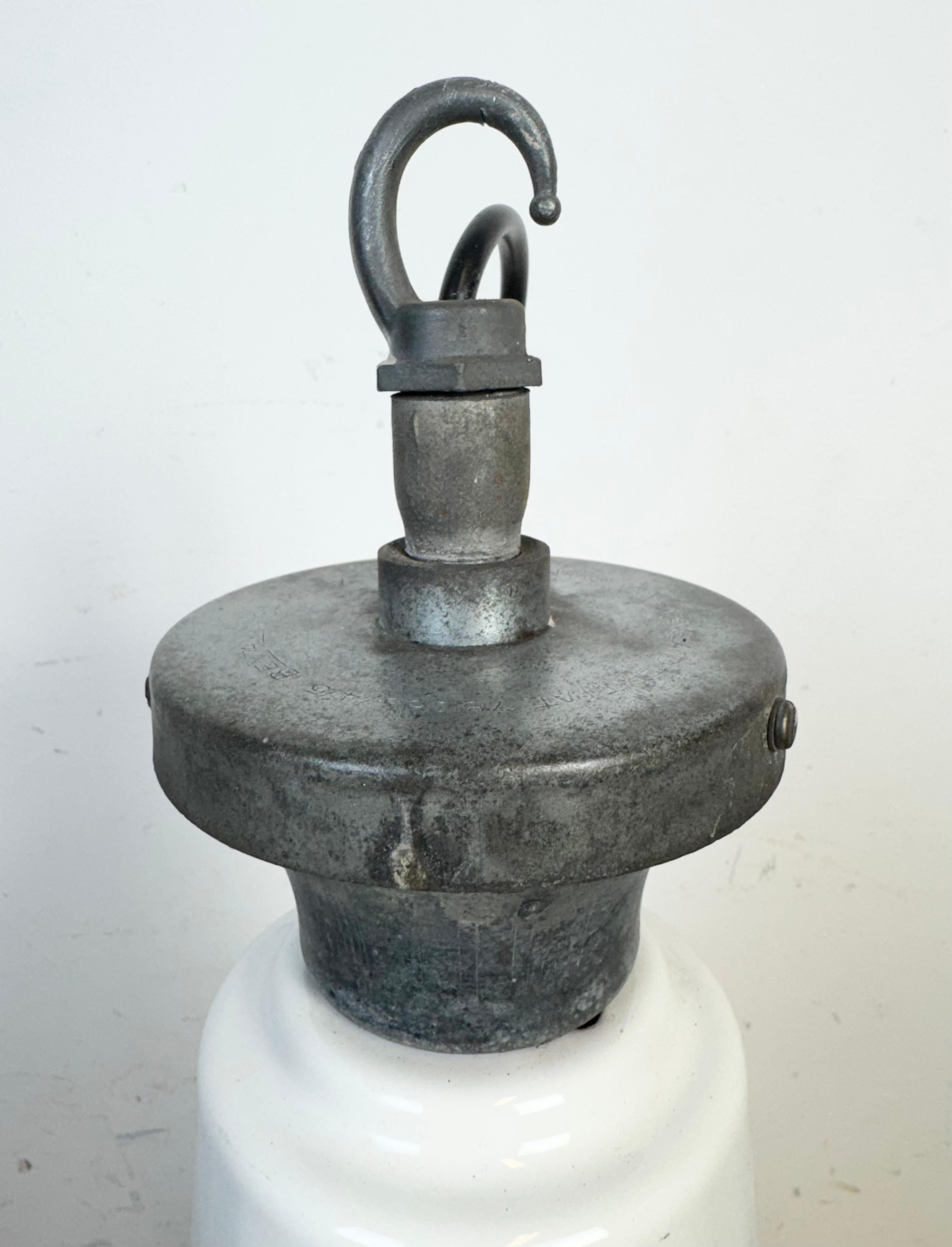 Grande lampada a sospensione industriale britannica a smalto bianco di Benjamin, anni '60 in vendita 11