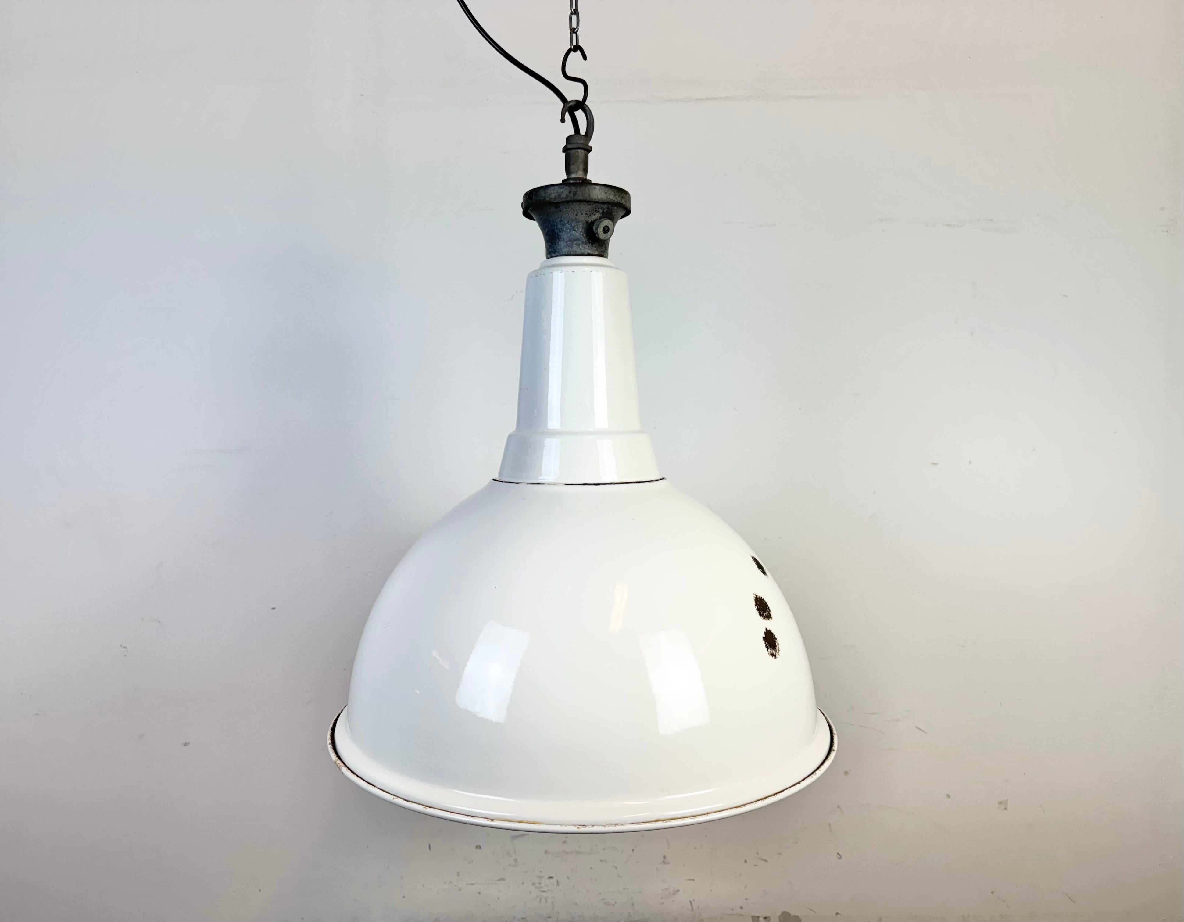 Lampada a sospensione industriale di fabbrica in smalto bianco realizzata da Benjamin  nel Regno Unito durante gli anni '60. Smalto bianco all'interno del paralume. Top in ferro. L'attacco richiede lampadine standard E27/ E26. Un nuovo cavo. Il peso