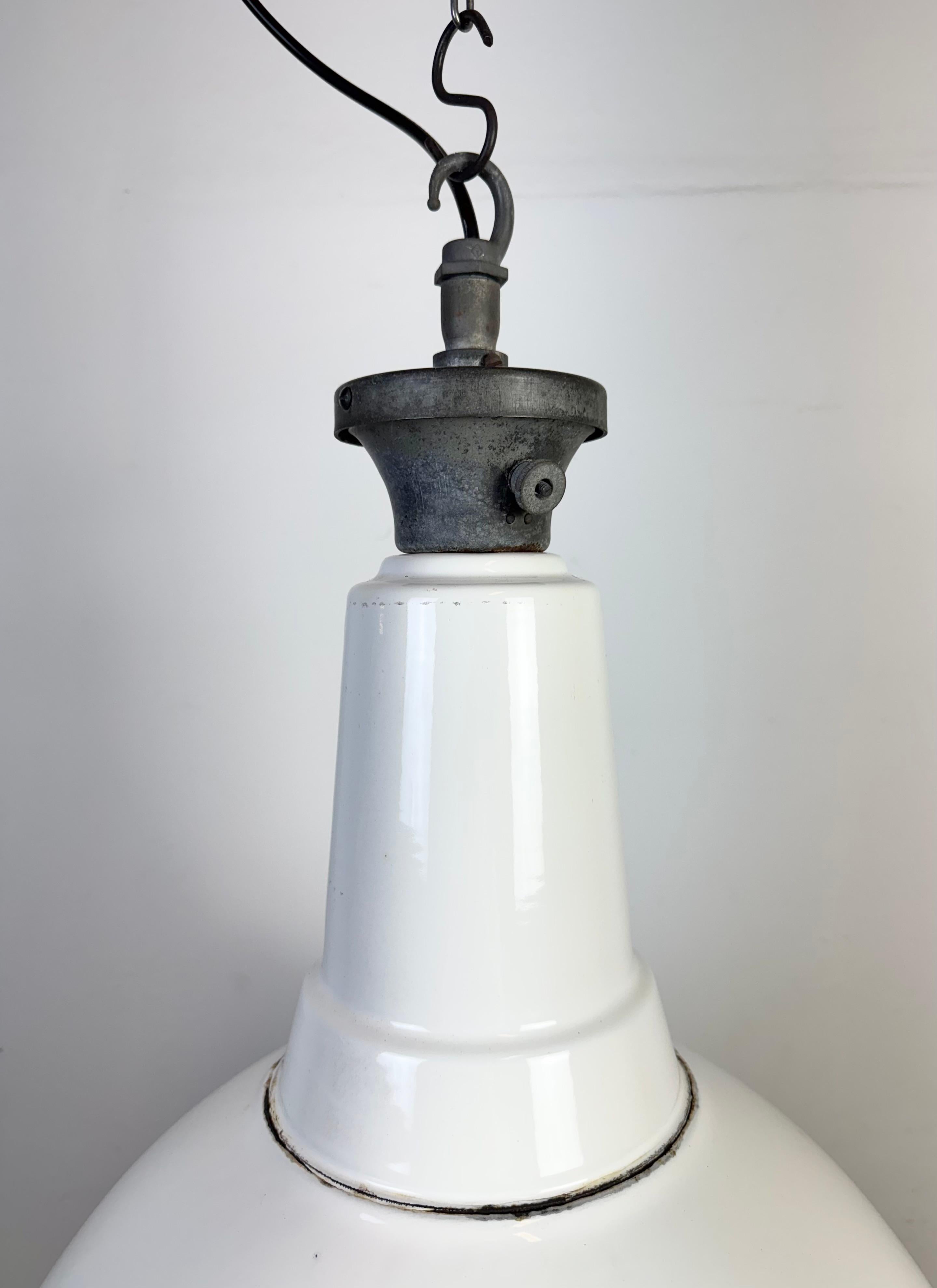 Britannico Grande lampada a sospensione industriale britannica a smalto bianco di Benjamin, anni '60 in vendita