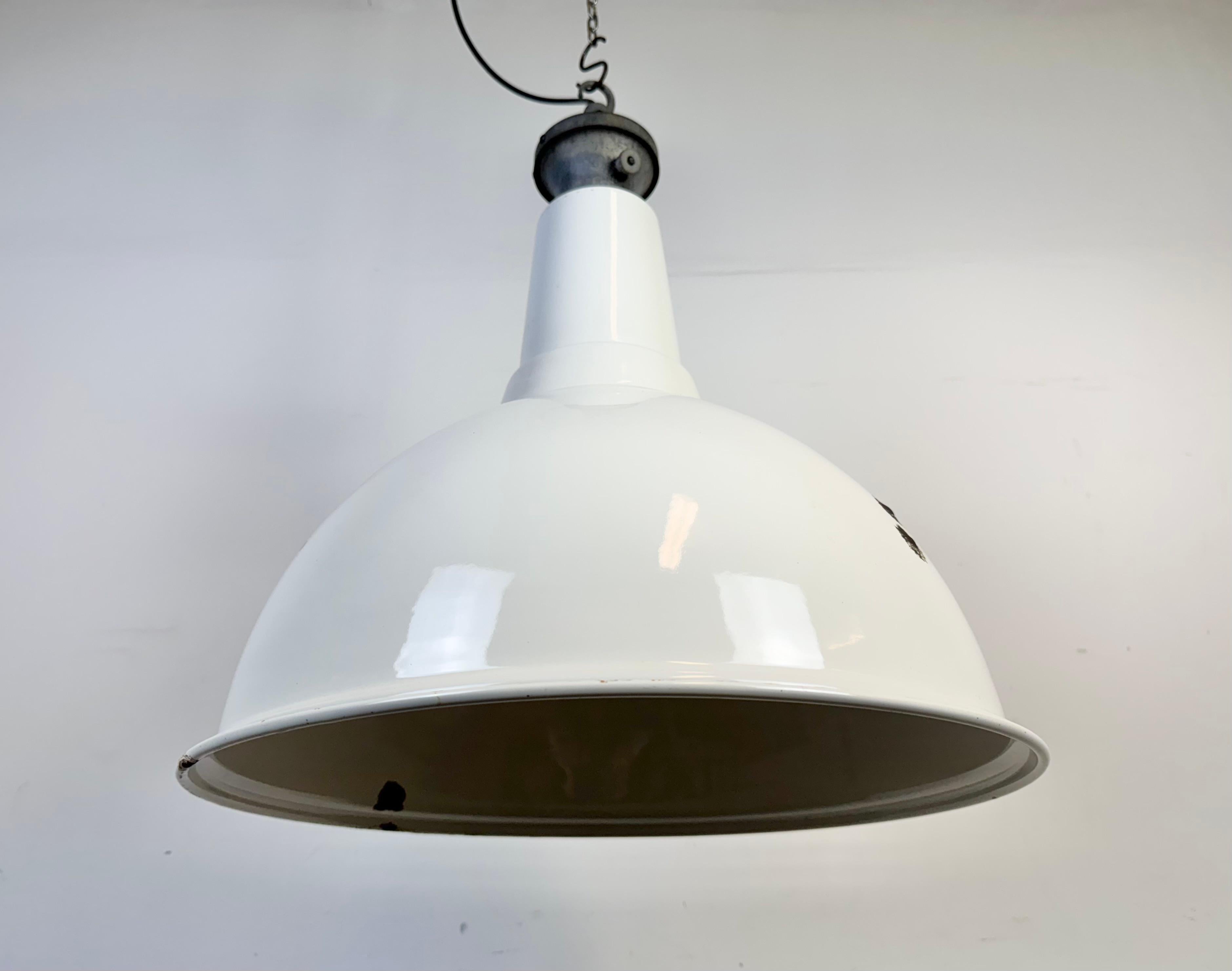 Grande lampada a sospensione industriale britannica a smalto bianco di Benjamin, anni '60 In condizioni buone in vendita a Kojetice, CZ