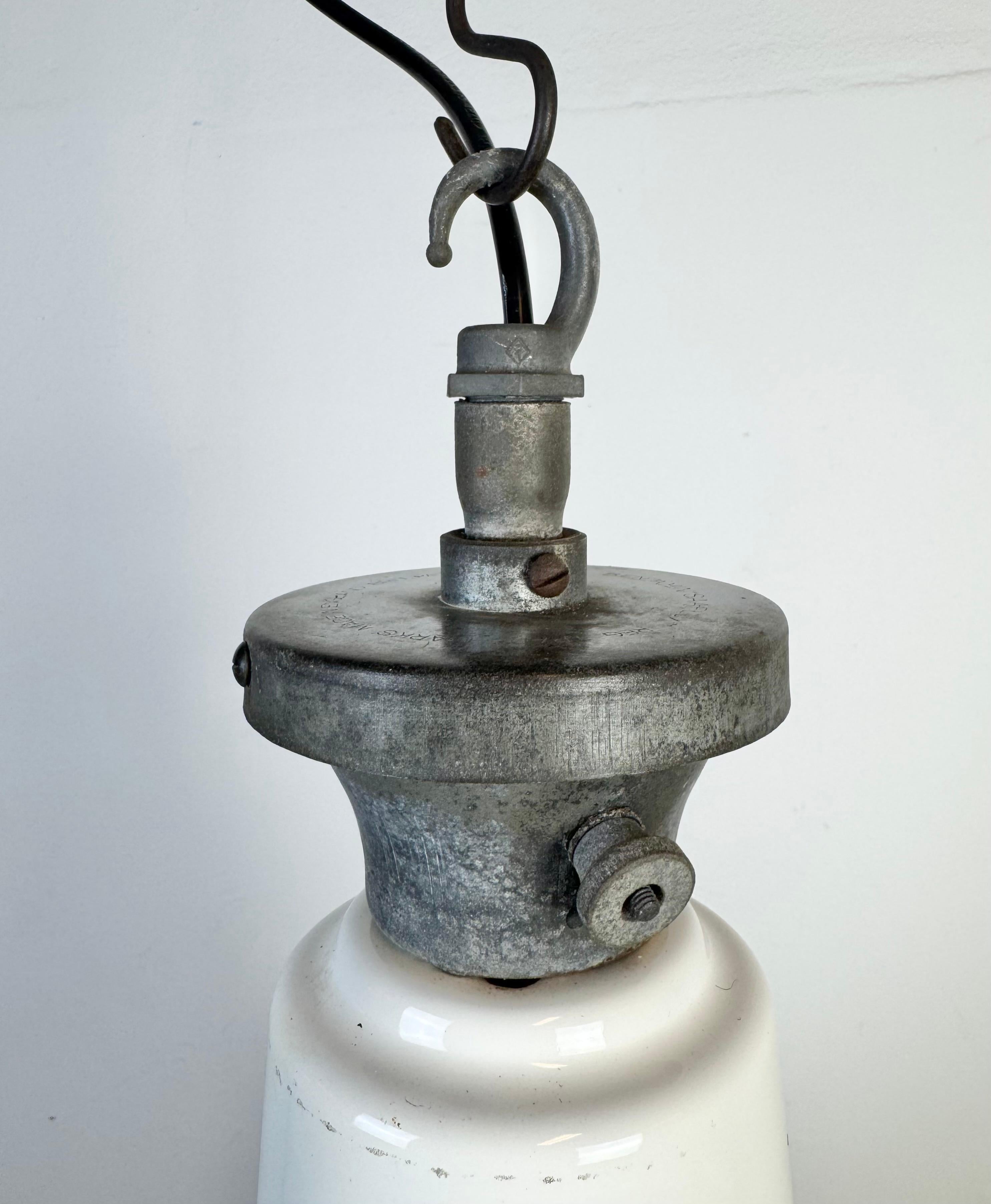 XX secolo Grande lampada a sospensione industriale britannica a smalto bianco di Benjamin, anni '60 in vendita