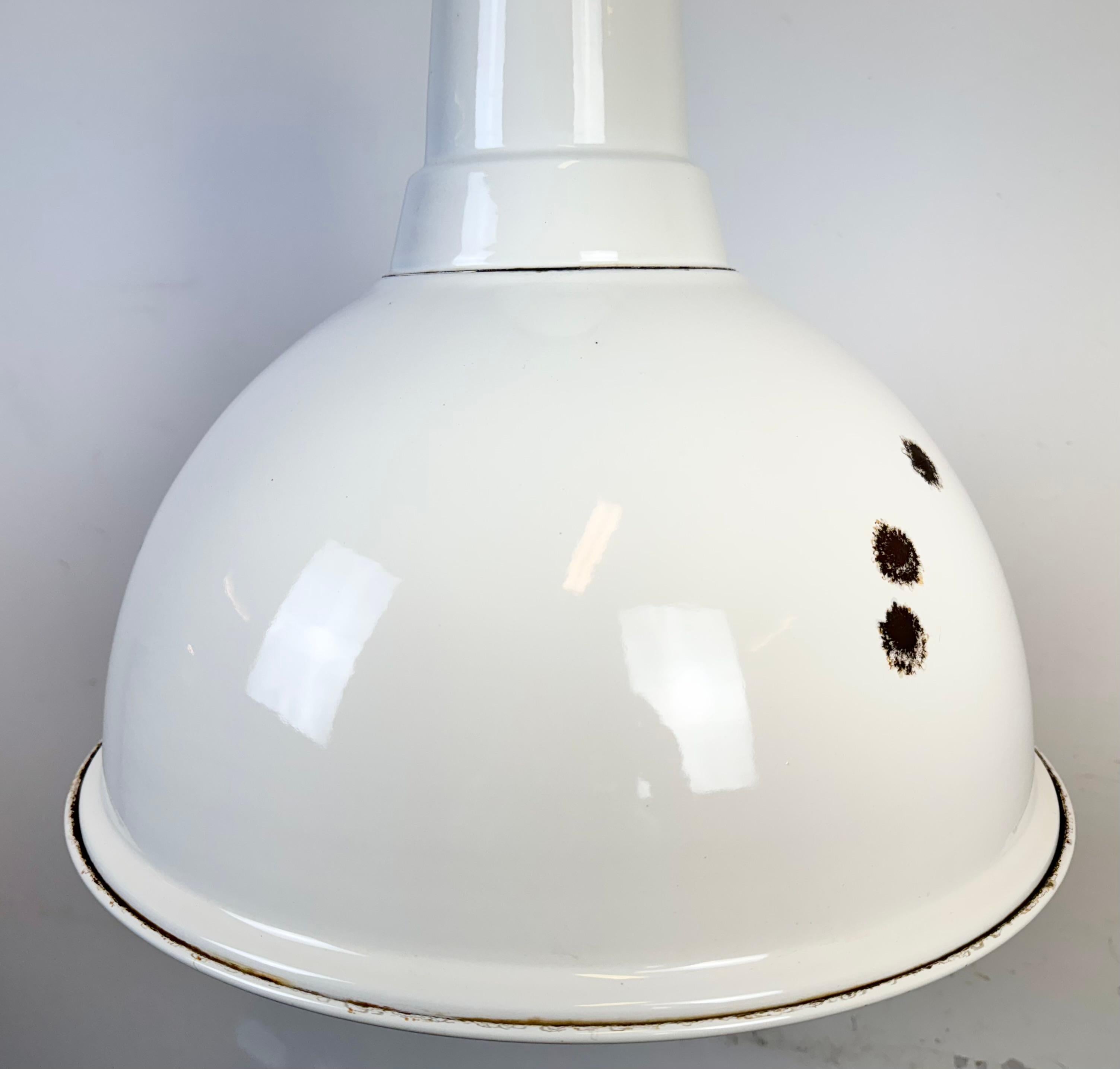 Alluminio Grande lampada a sospensione industriale britannica a smalto bianco di Benjamin, anni '60 in vendita