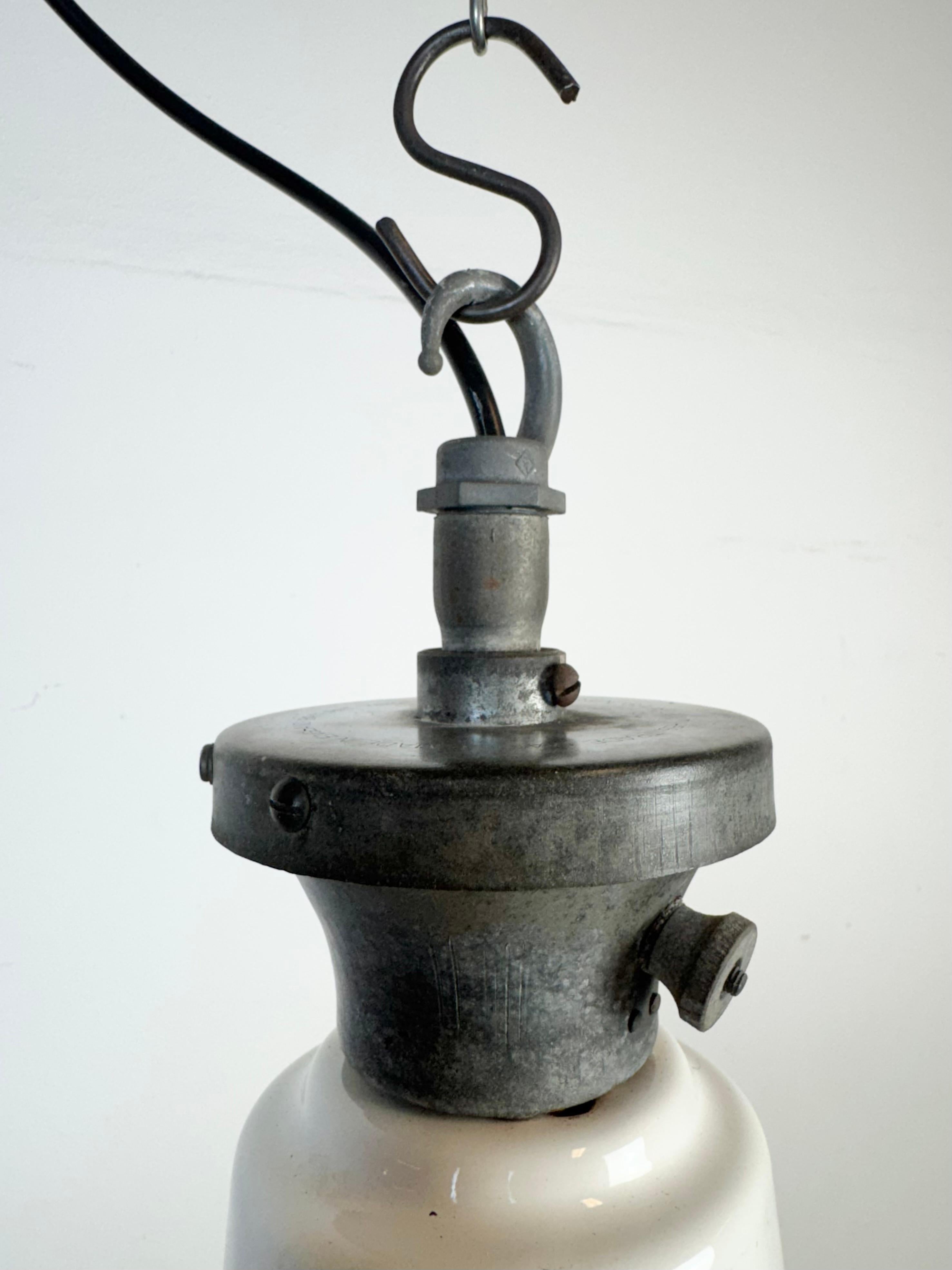 Grande lampada a sospensione industriale britannica a smalto bianco di Benjamin, anni '60 in vendita 1