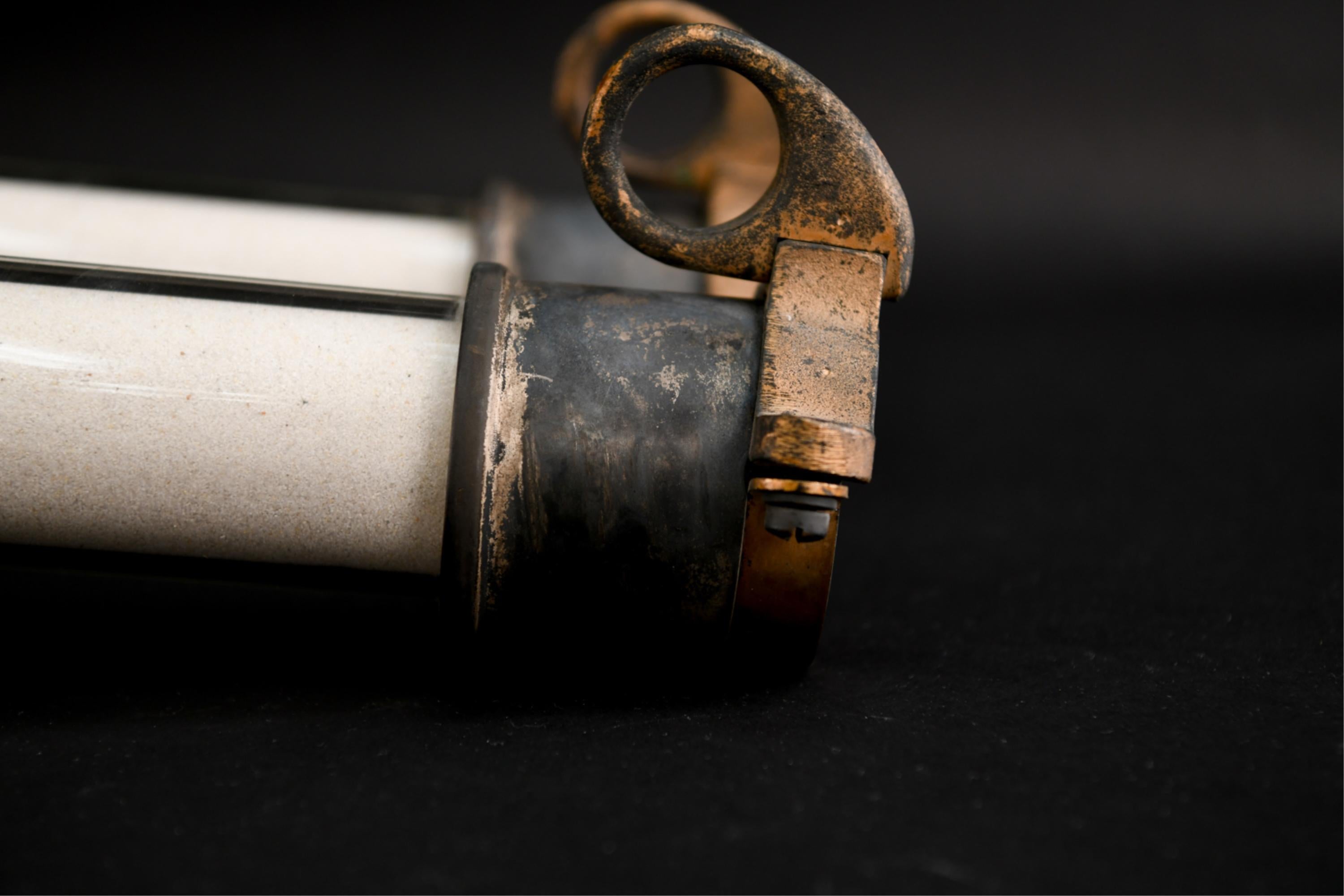 Grandes escarpins industriels en bronze et verre 3