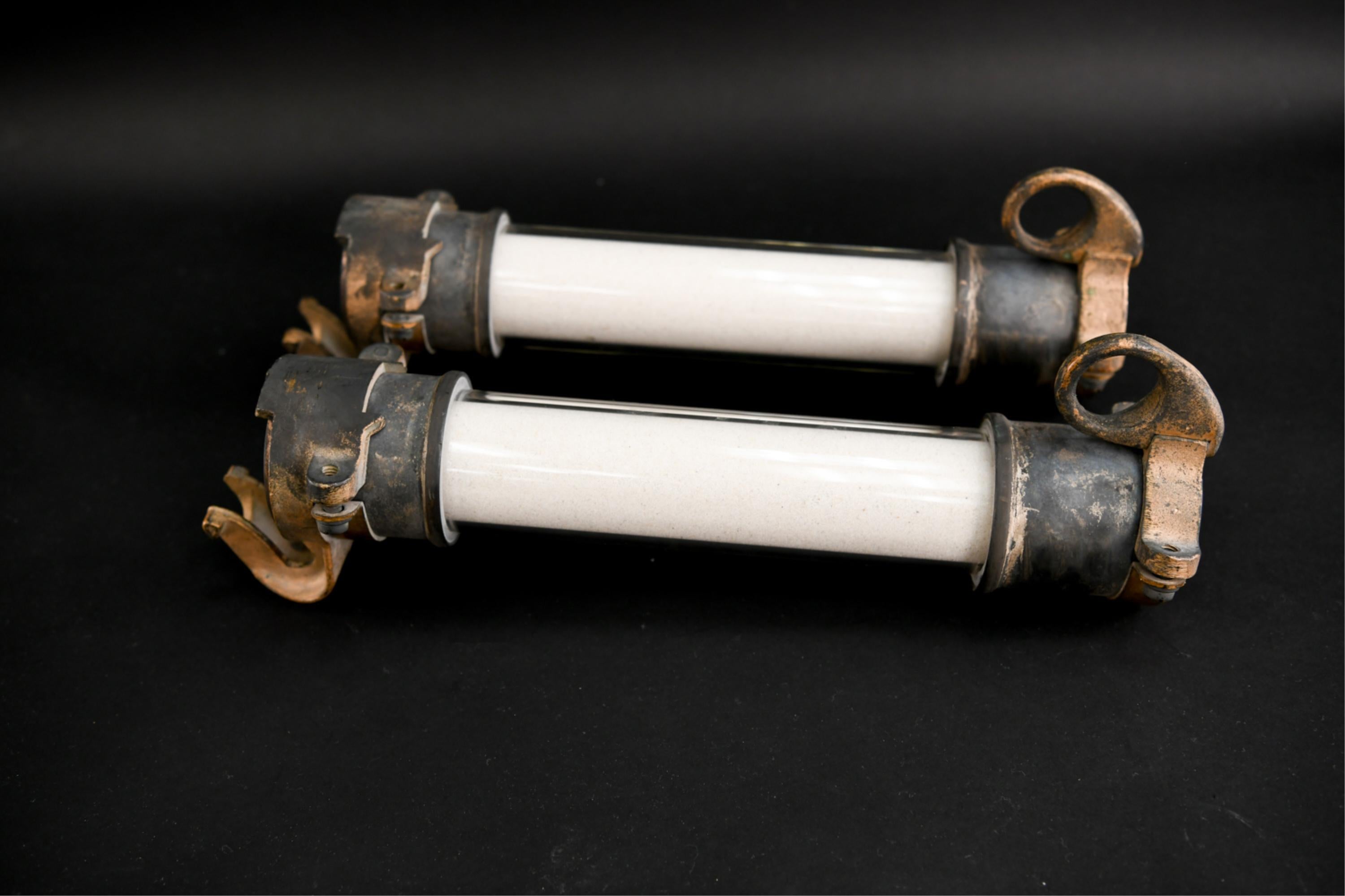 Grandes escarpins industriels en bronze et verre 5