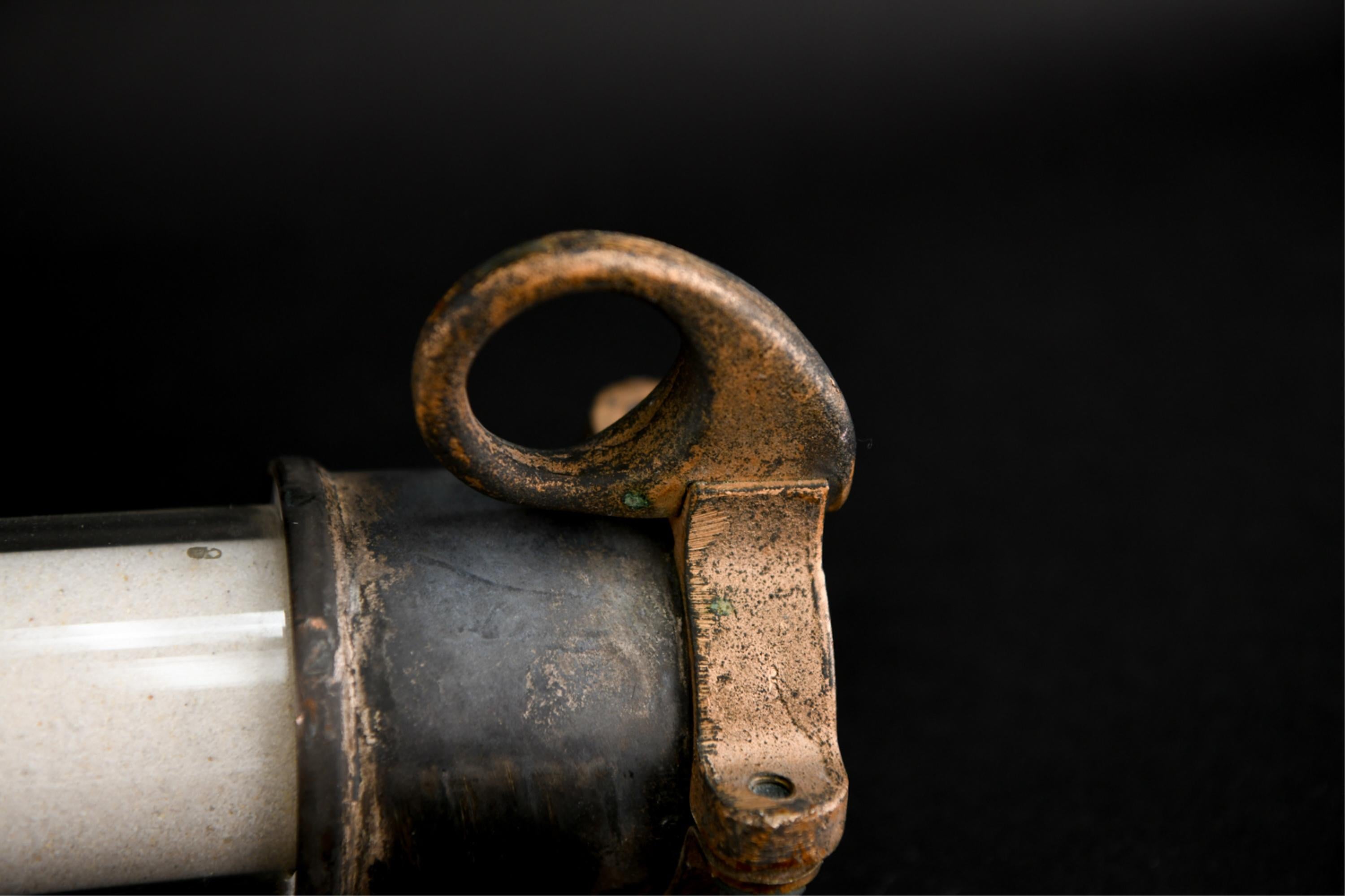 Grandes escarpins industriels en bronze et verre 6