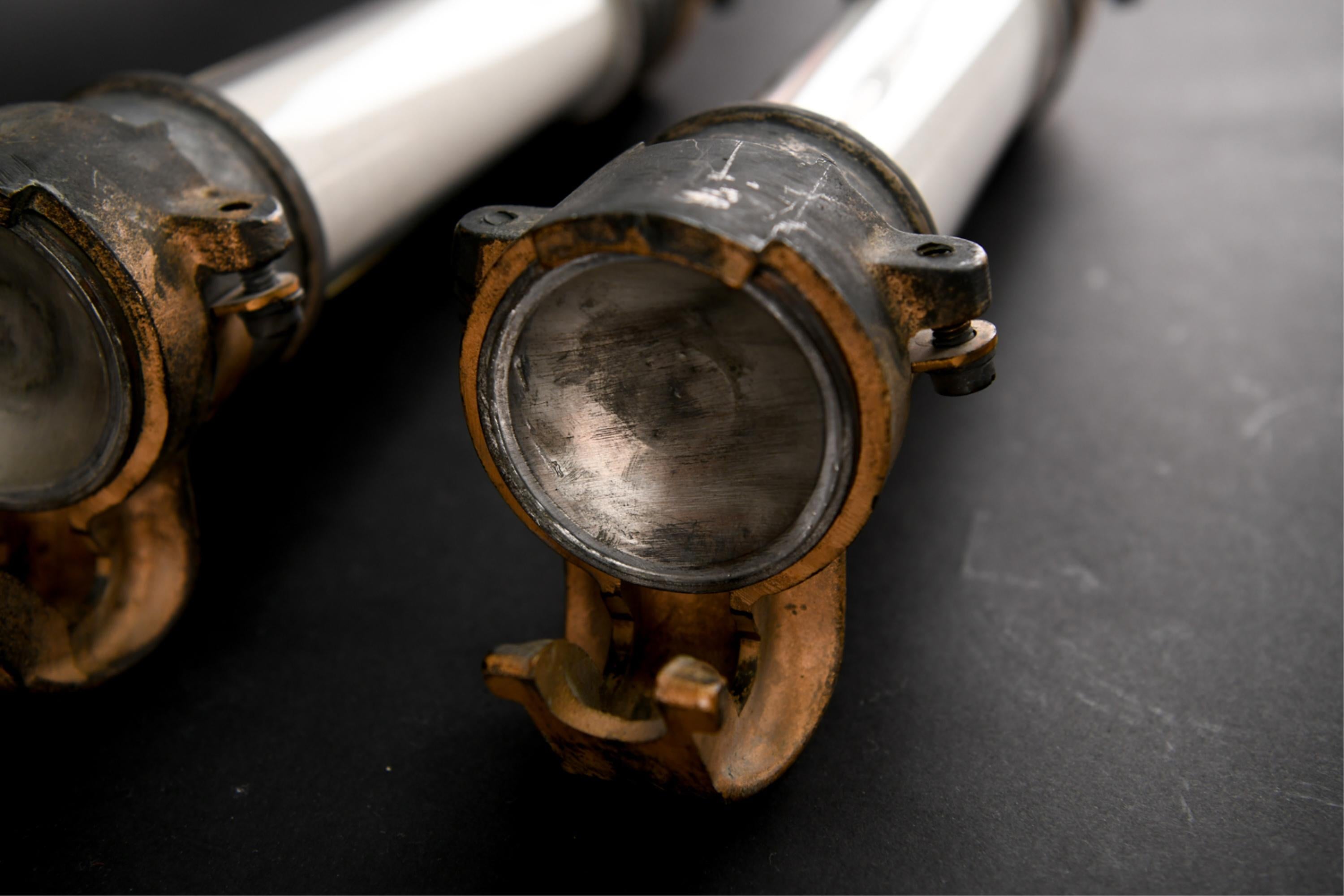 Grandes escarpins industriels en bronze et verre 8