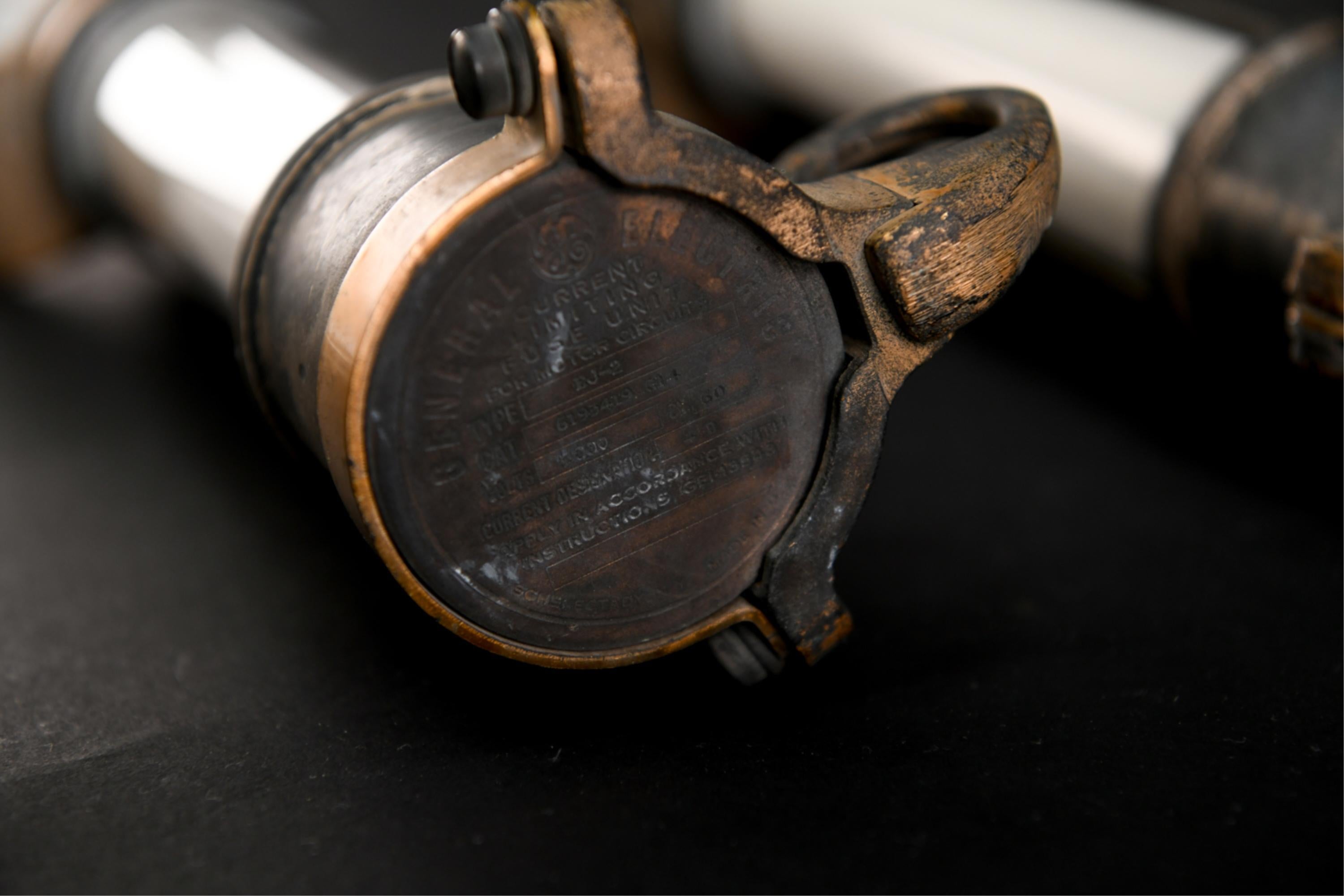 Grandes escarpins industriels en bronze et verre 11