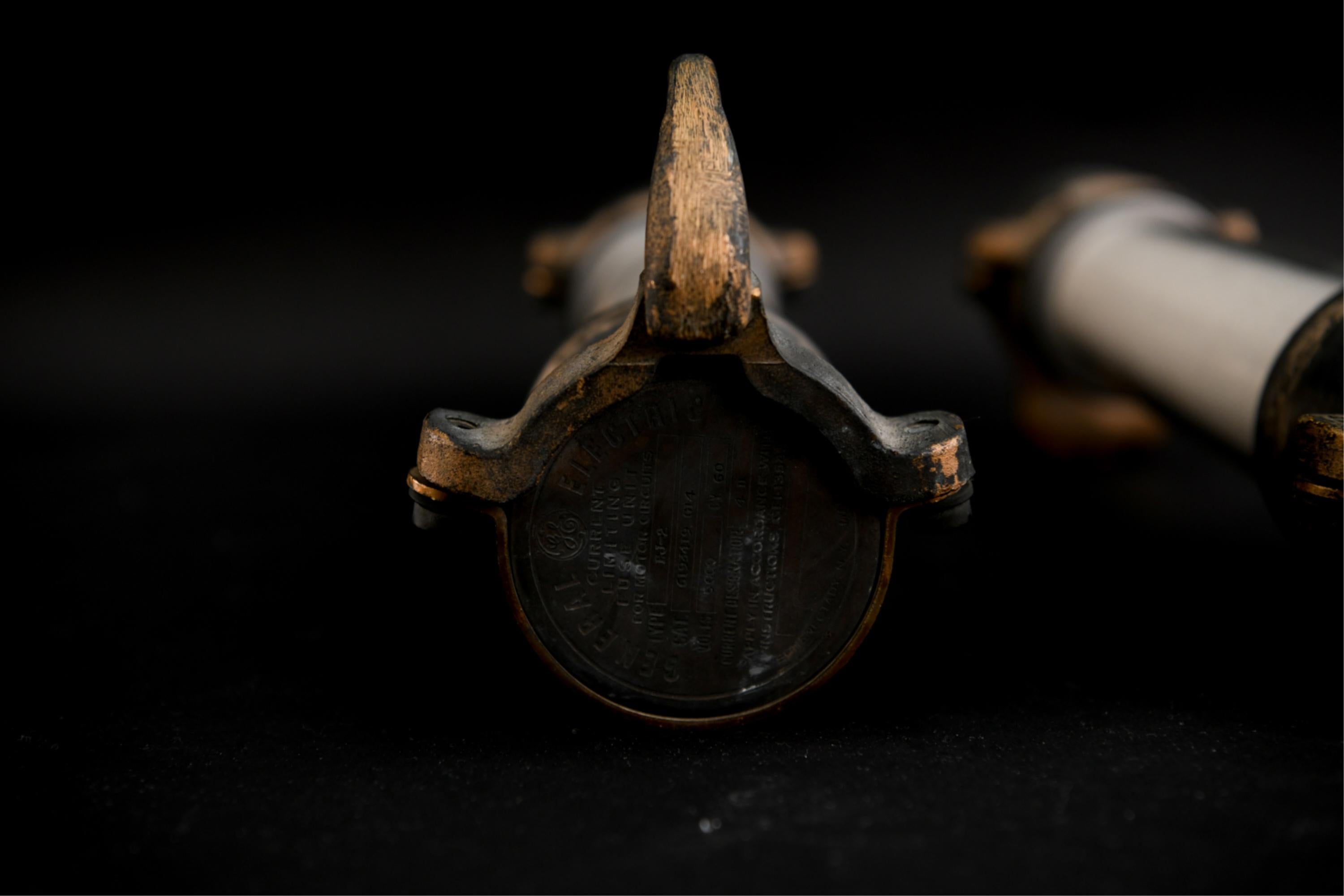 Grandes escarpins industriels en bronze et verre 12