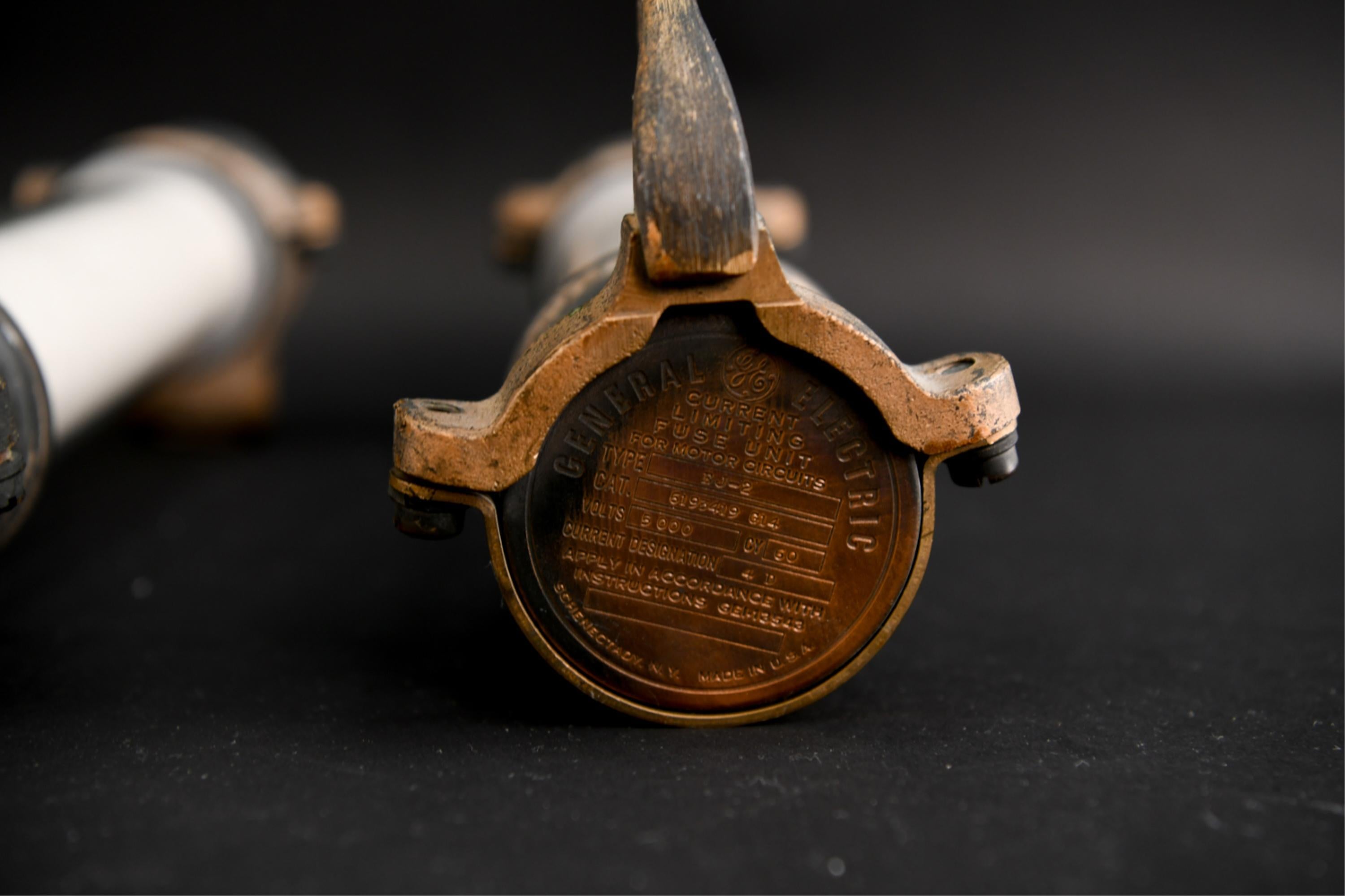 Grandes escarpins industriels en bronze et verre 13