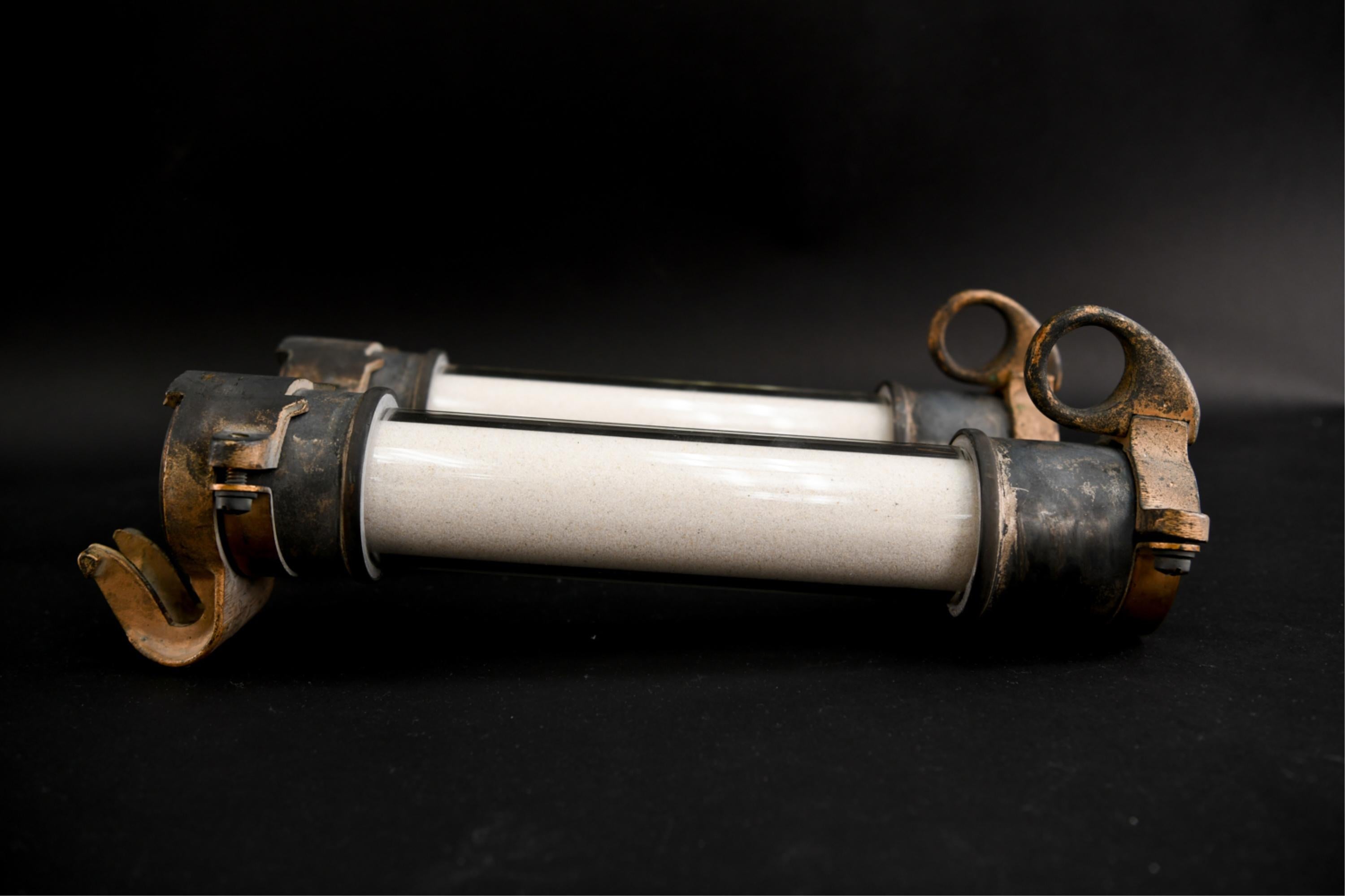 Grandes escarpins industriels en bronze et verre 1