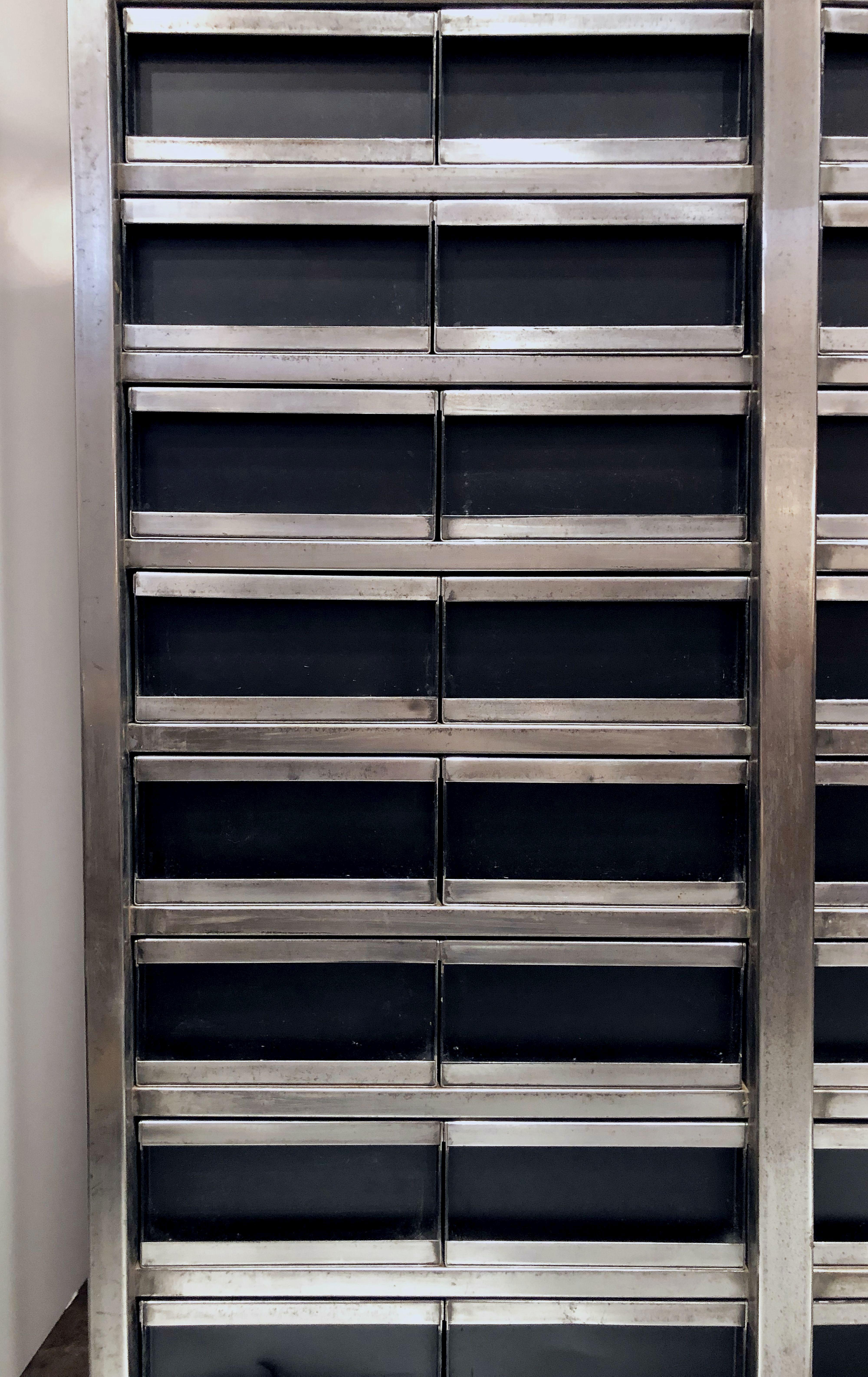 Industrieller Schrank aus brüniertem Stahl mit Schubladenschrank aus England im Angebot 6