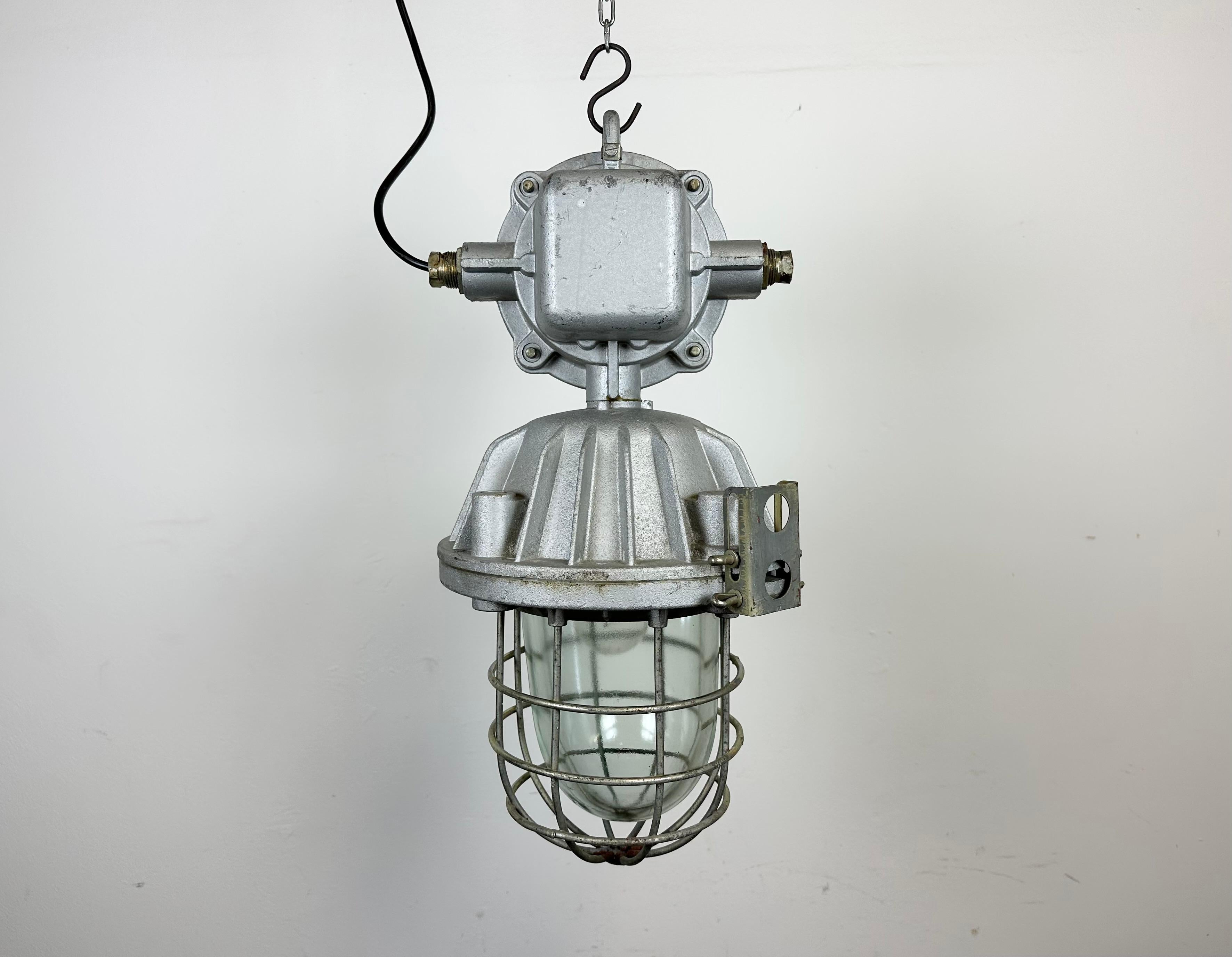 Grande lampe à suspension industrielle en cage d'aluminium moulé, années 1970 en vente 6