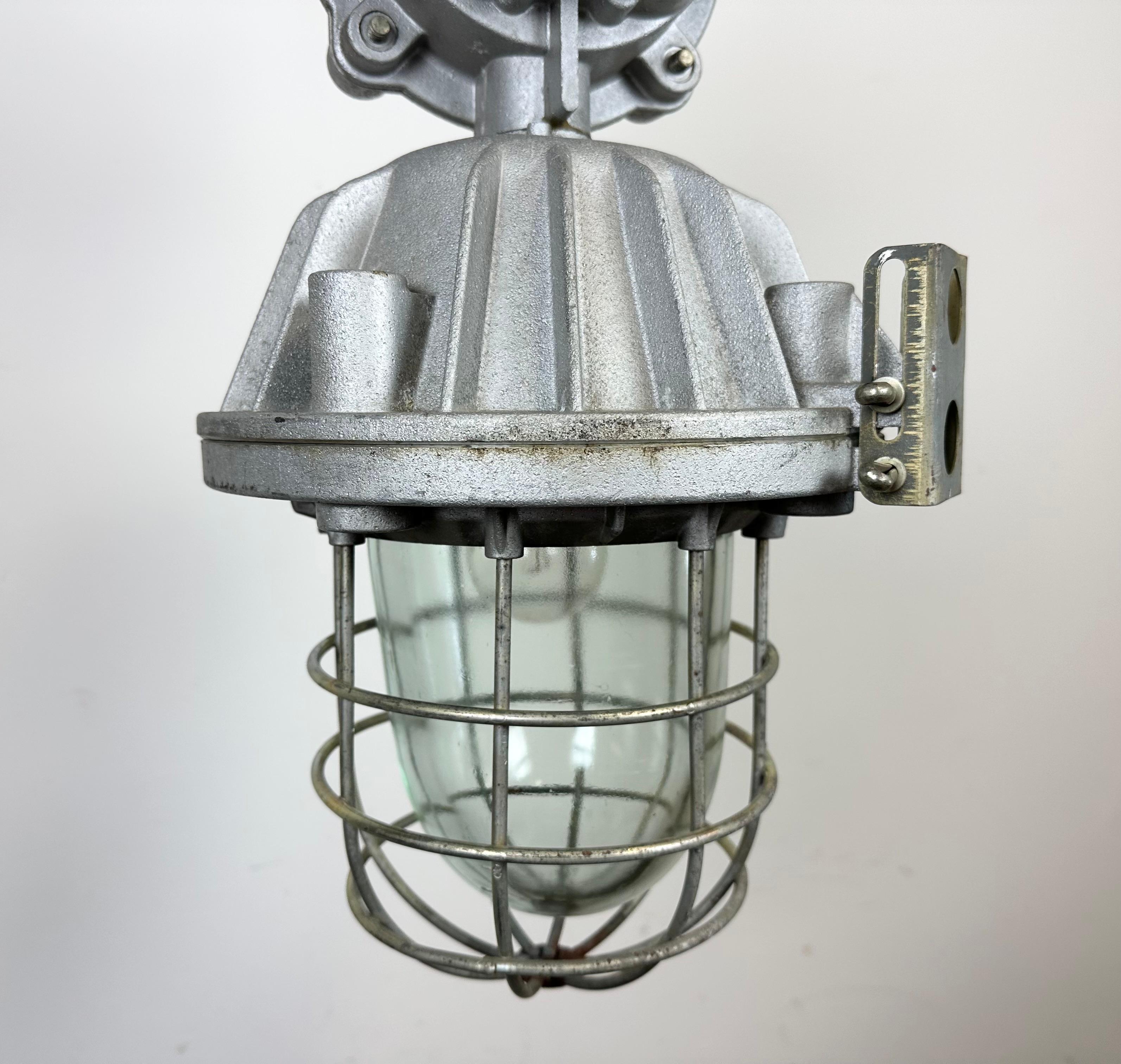 Grande lampe à suspension industrielle en cage d'aluminium moulé, années 1970 en vente 8