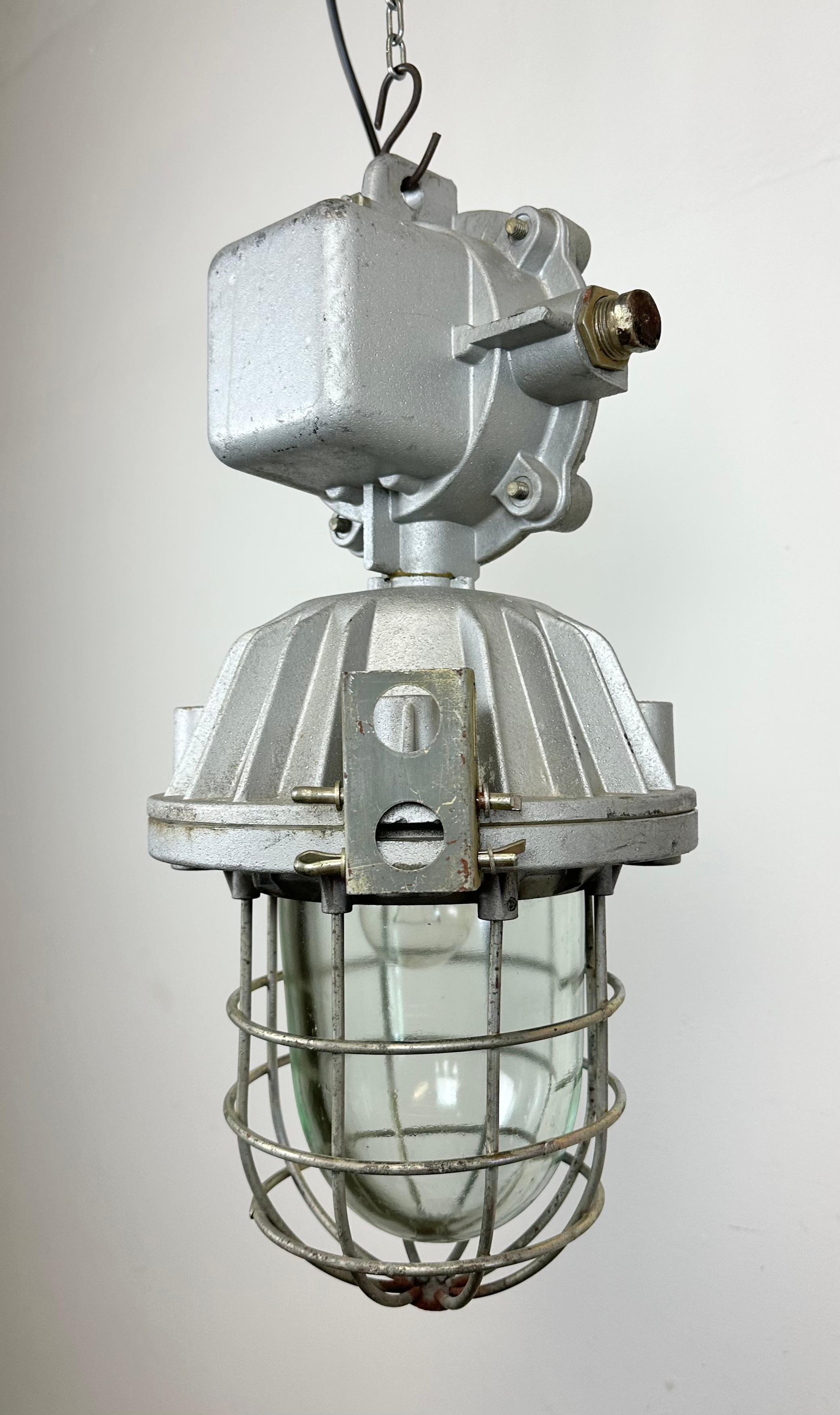 Grande lampe à suspension industrielle en cage d'aluminium moulé, années 1970 en vente 9