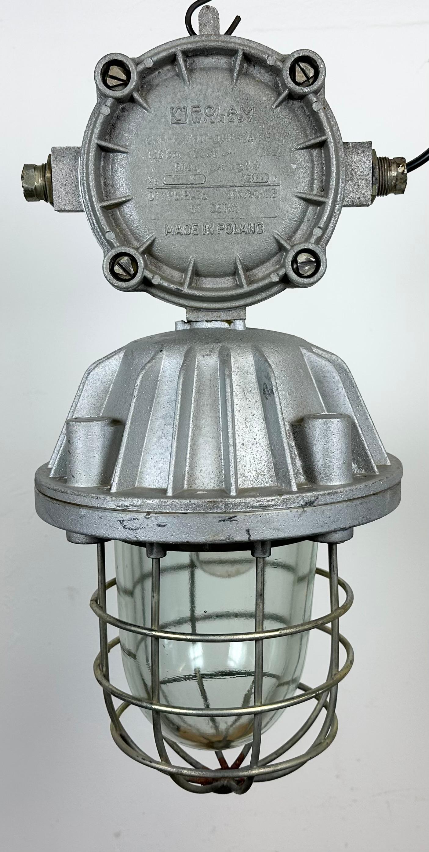 Polonais Grande lampe à suspension industrielle en cage d'aluminium moulé, années 1970 en vente