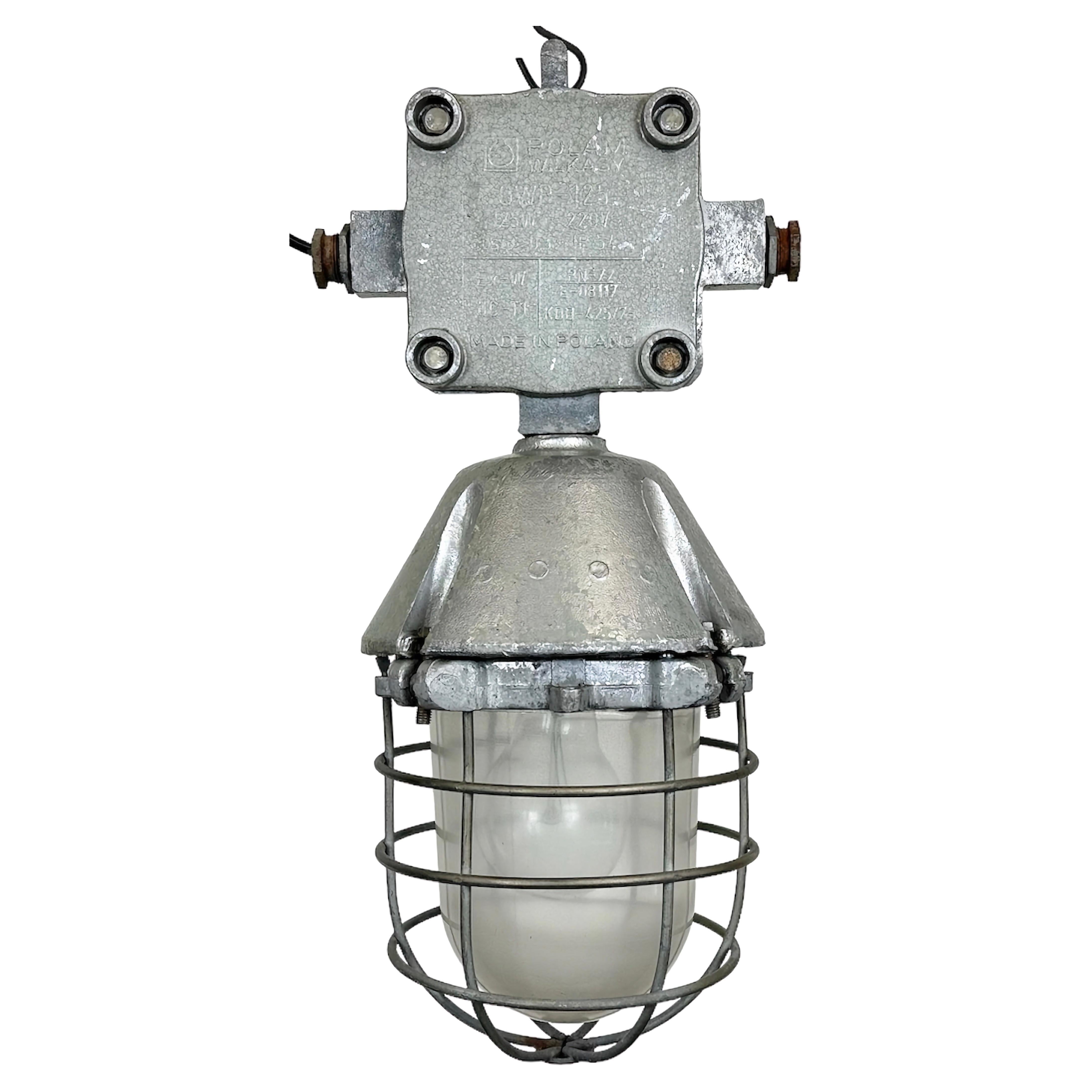 Grande lampe à suspension industrielle en forme de cage en aluminium coulé de Polam Wilkasy, 1960