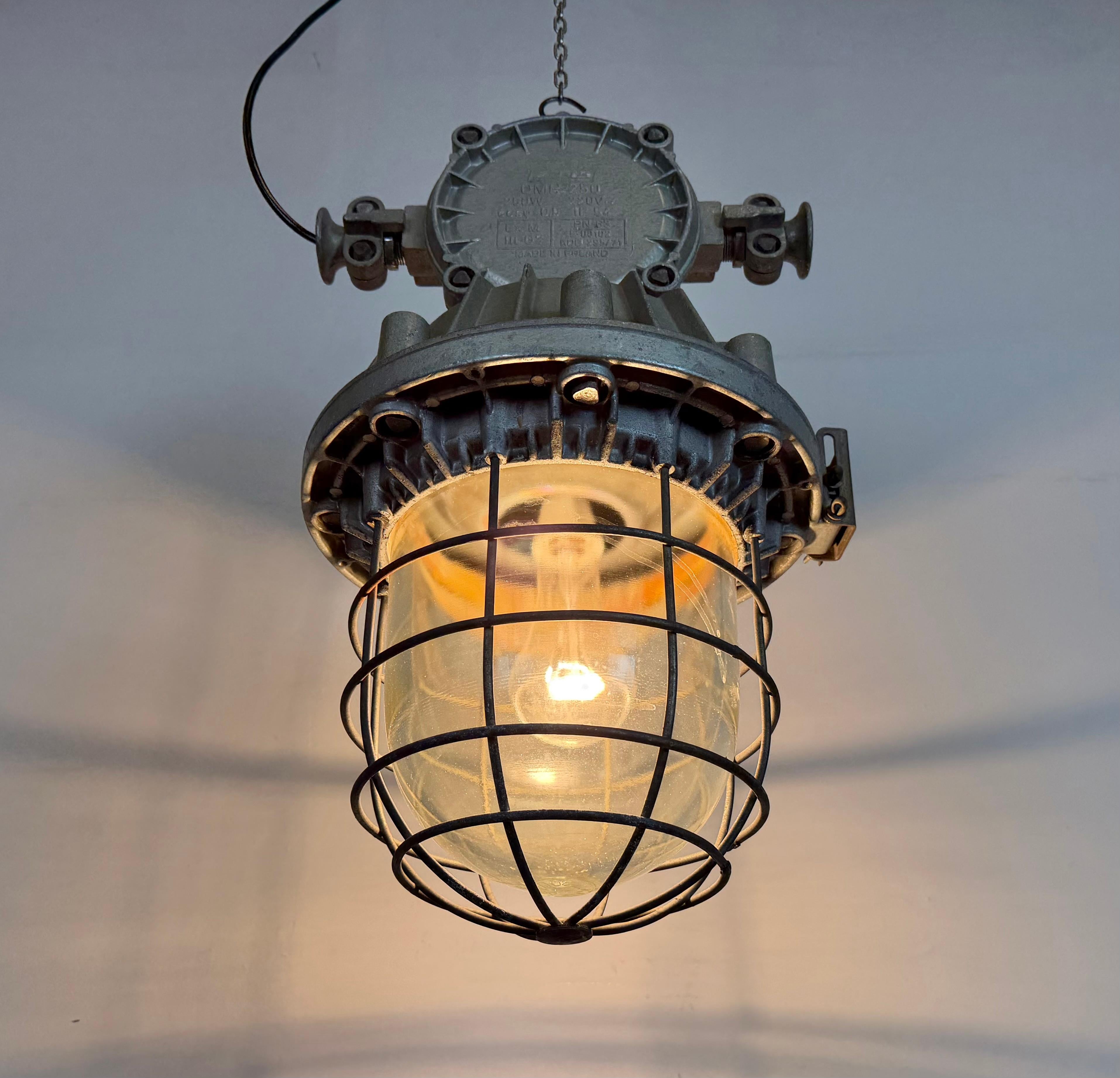 Gran lámpara colgante industrial de jaula de aluminio fundido de Zaos, años 70 en venta 3