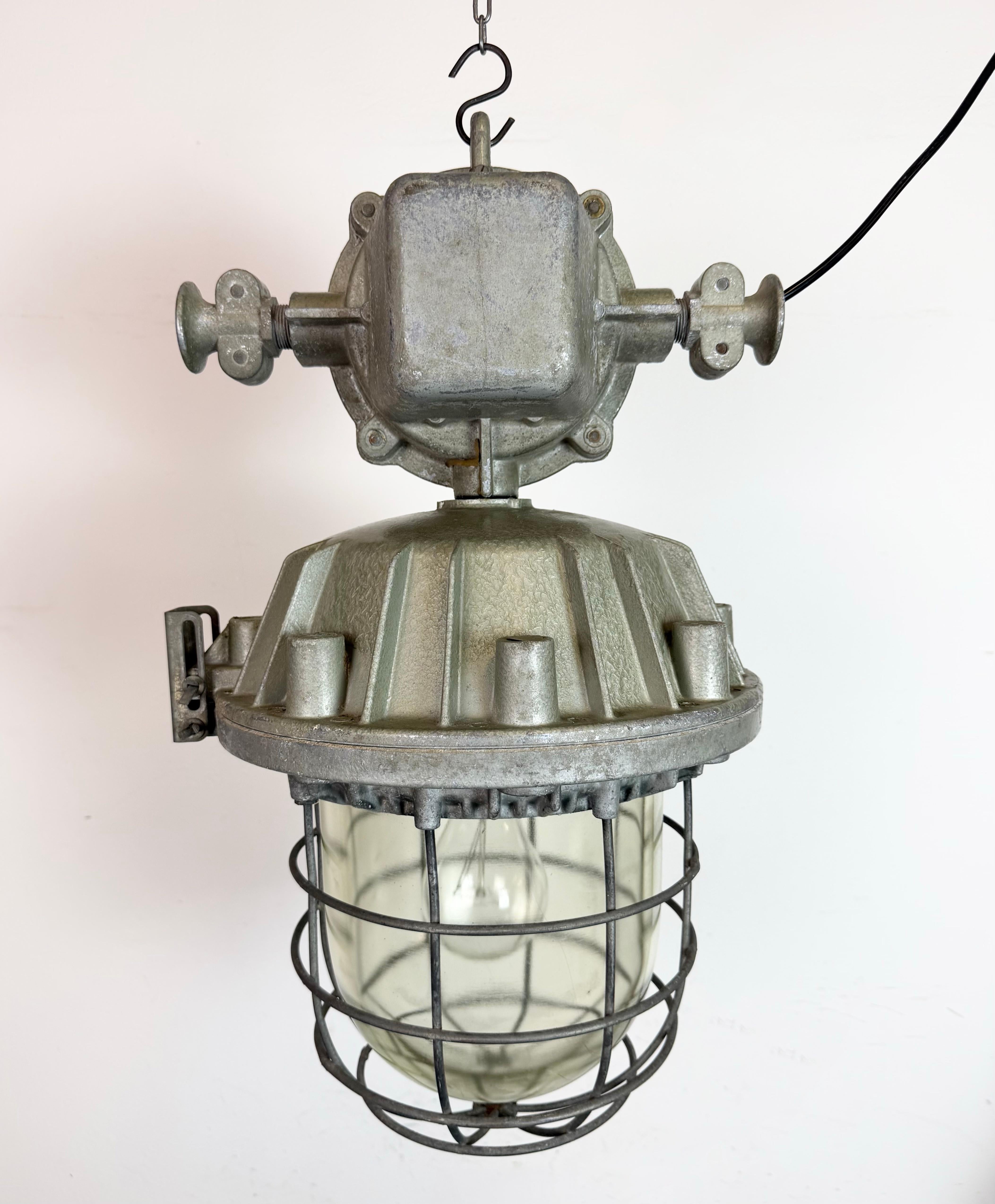 Gran lámpara colgante industrial de jaula de aluminio fundido de Zaos, años 70 en venta 4