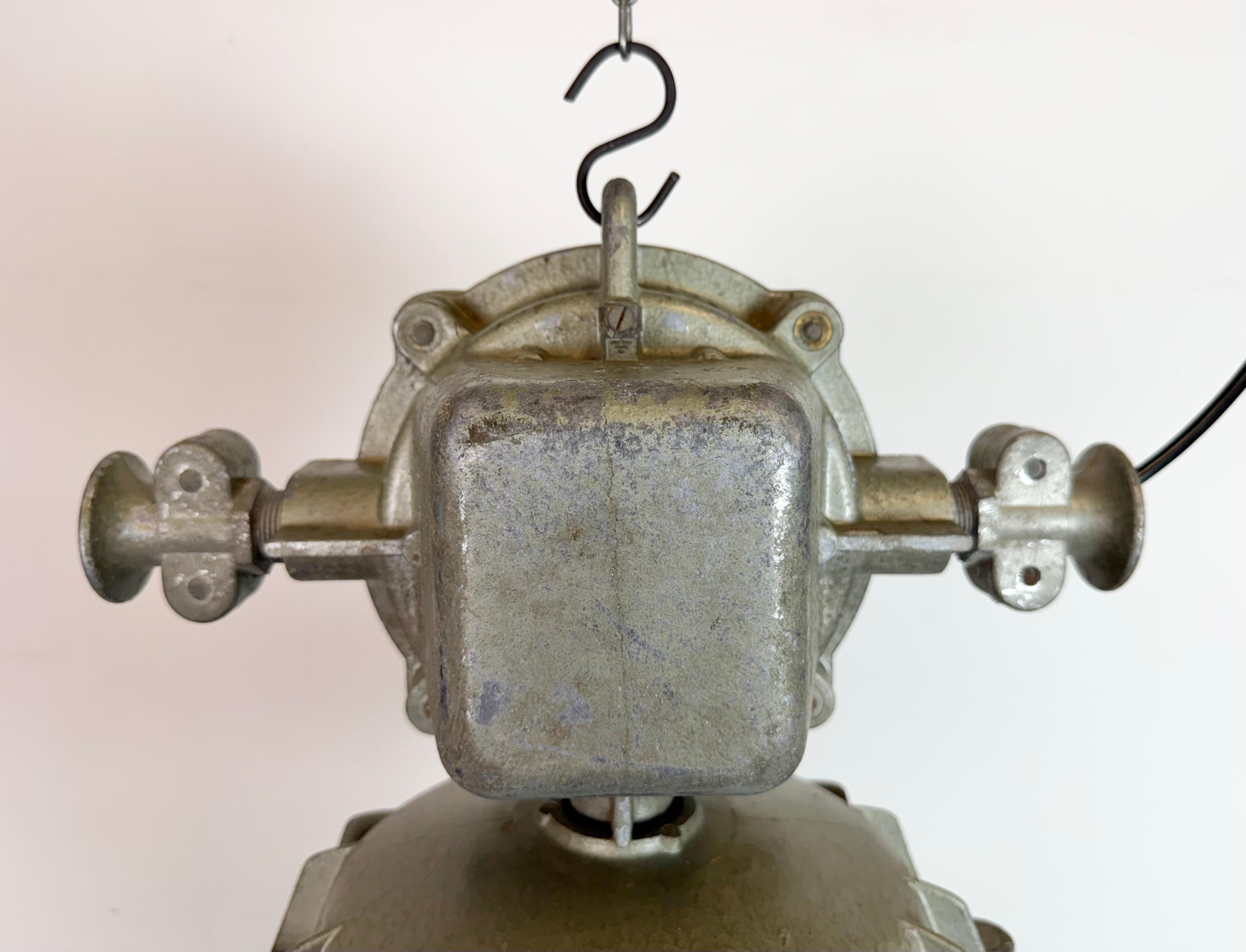 Gran lámpara colgante industrial de jaula de aluminio fundido de Zaos, años 70 en venta 5