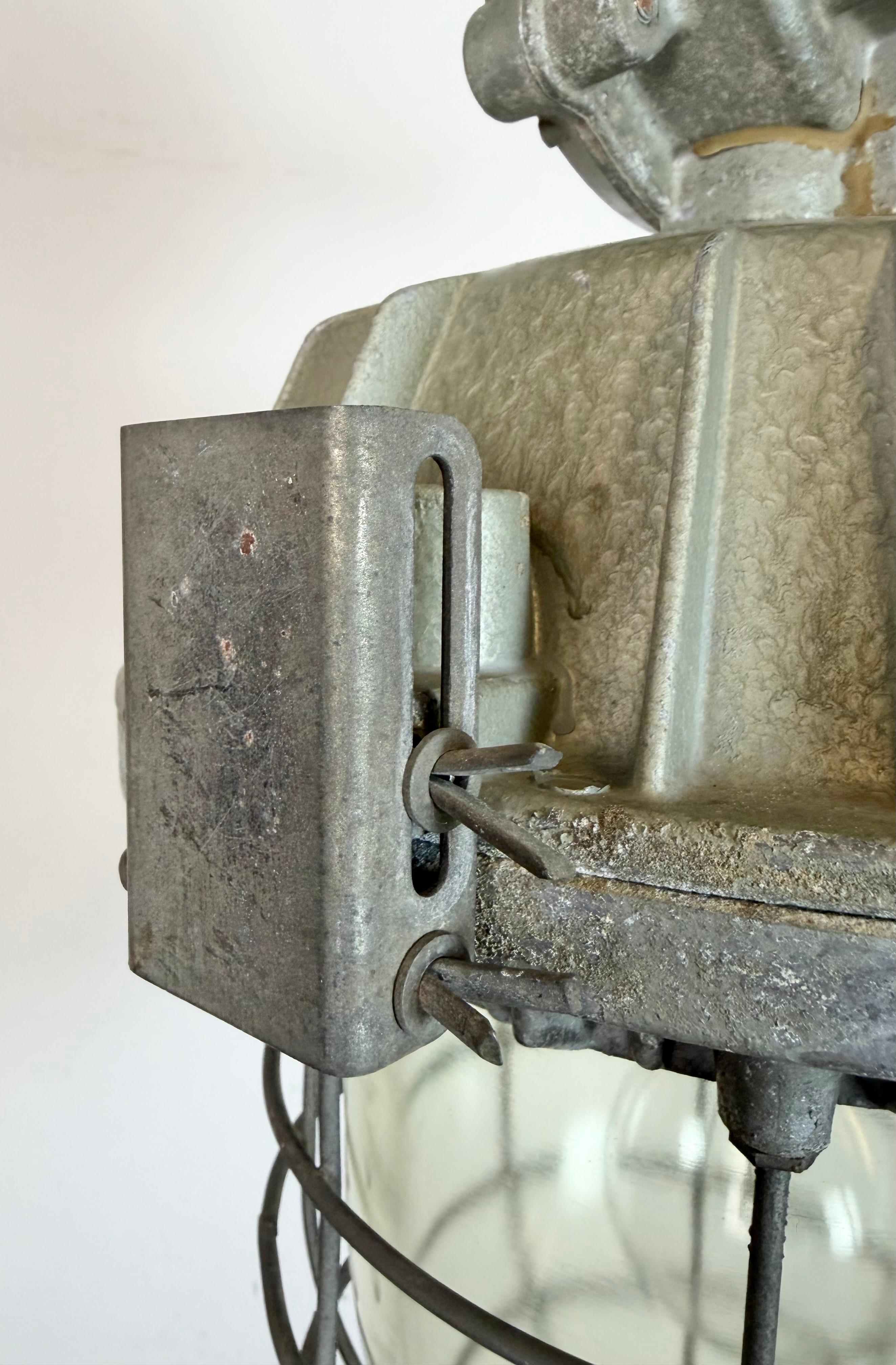 Gran lámpara colgante industrial de jaula de aluminio fundido de Zaos, años 70 en venta 7