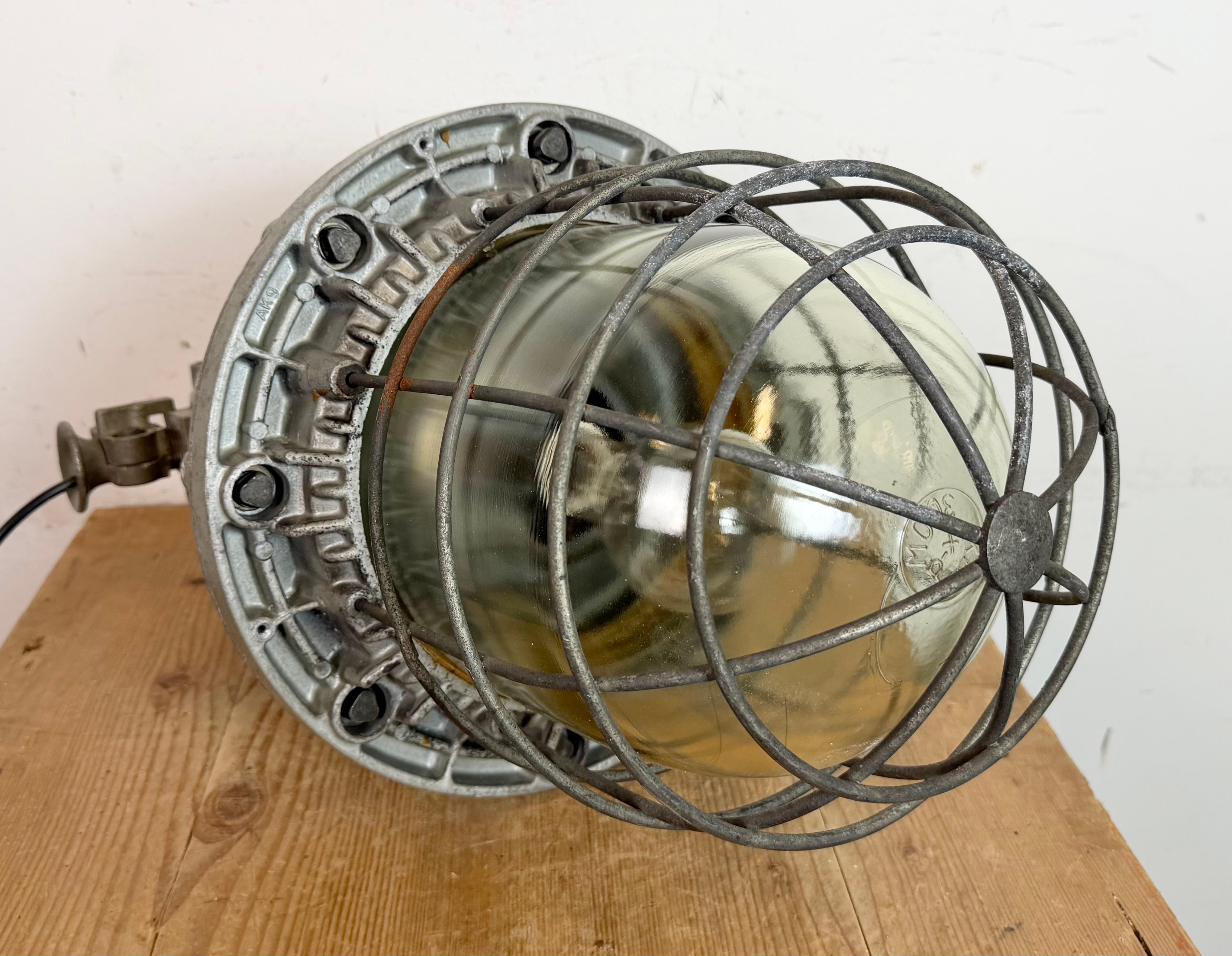 Gran lámpara colgante industrial de jaula de aluminio fundido de Zaos, años 70 en venta 8