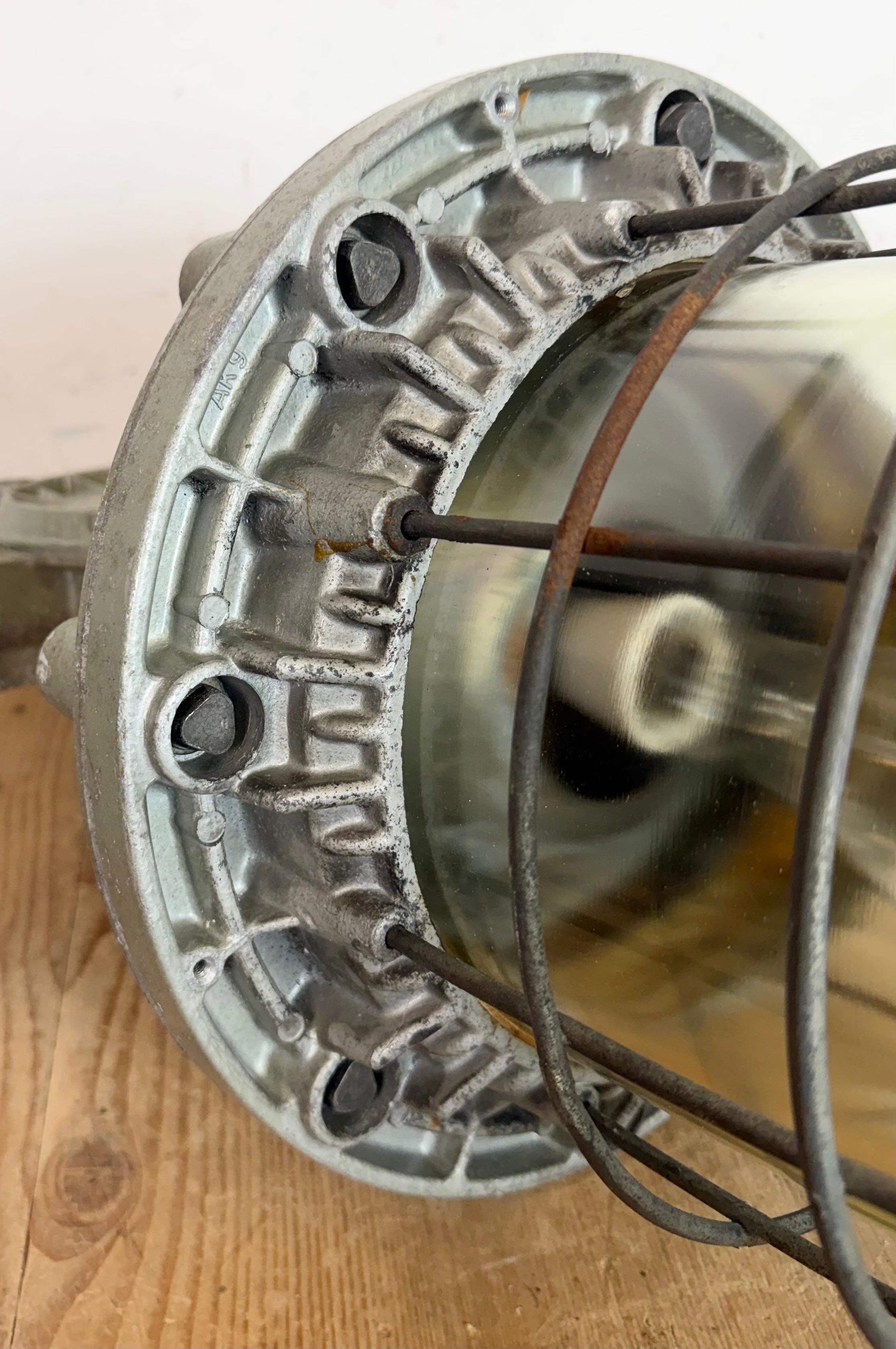 Gran lámpara colgante industrial de jaula de aluminio fundido de Zaos, años 70 en venta 9