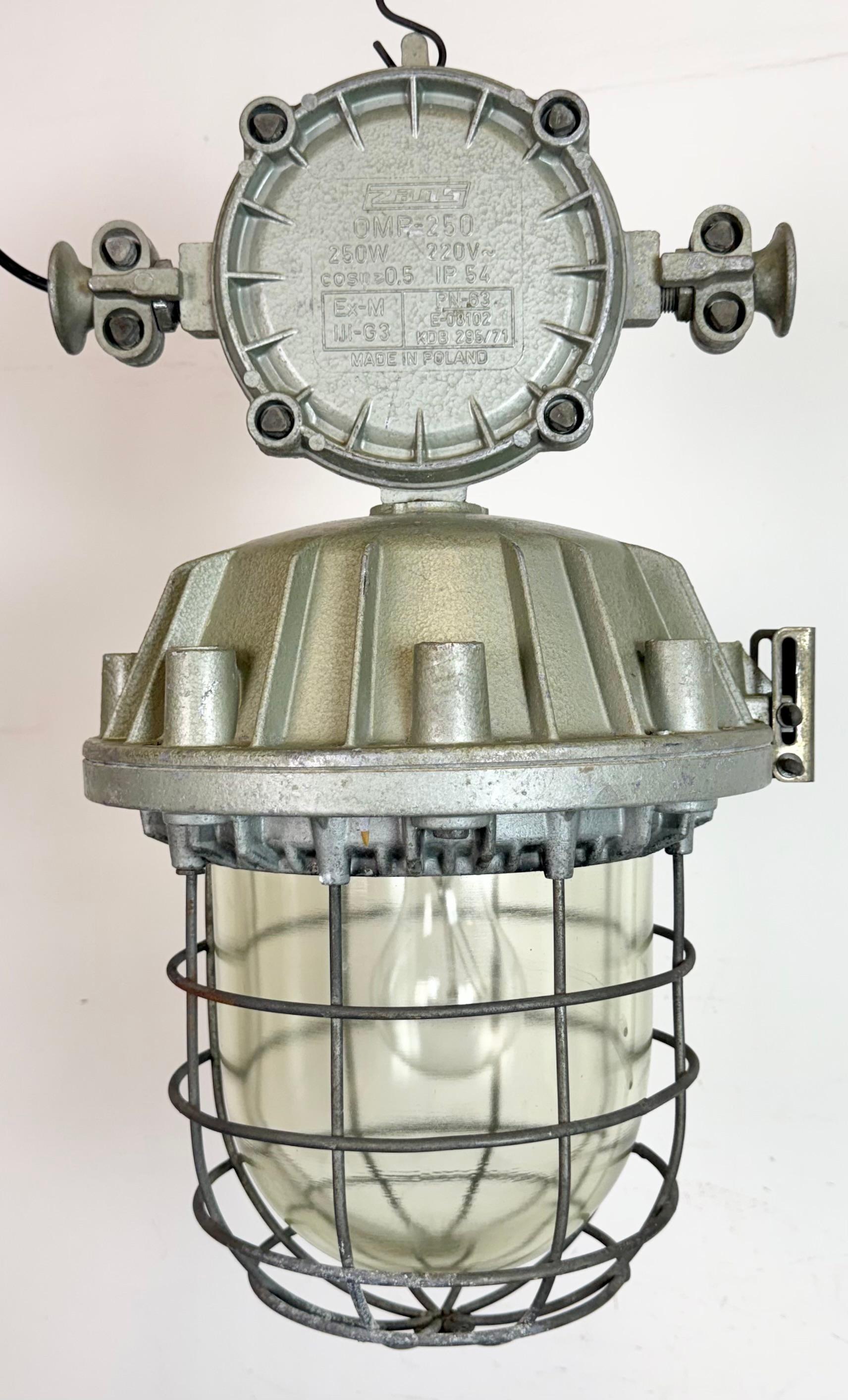 Gran lámpara colgante industrial de jaula de aluminio fundido de Zaos, años 70 Industrial en venta