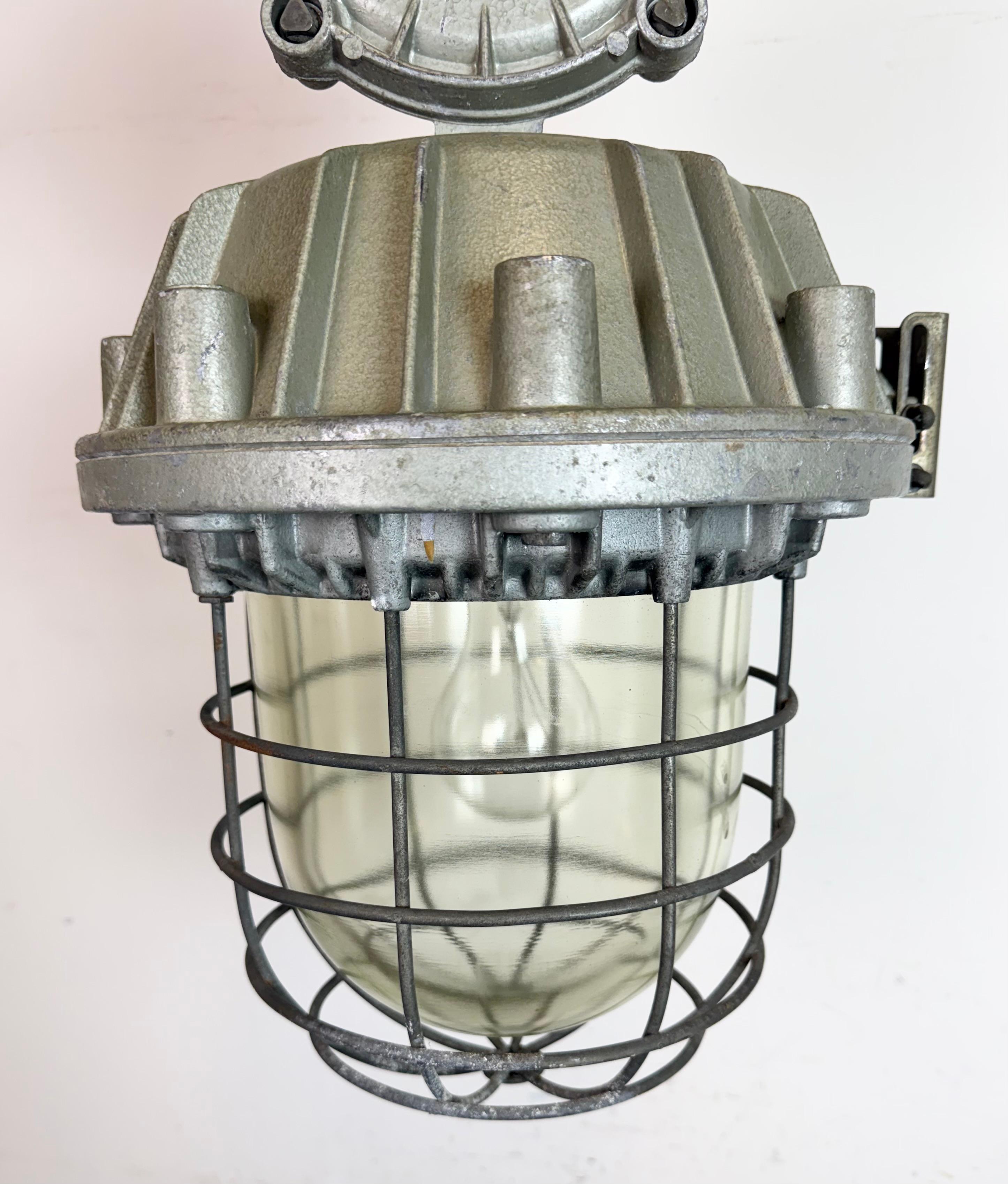 Gran lámpara colgante industrial de jaula de aluminio fundido de Zaos, años 70 Vaciado en venta