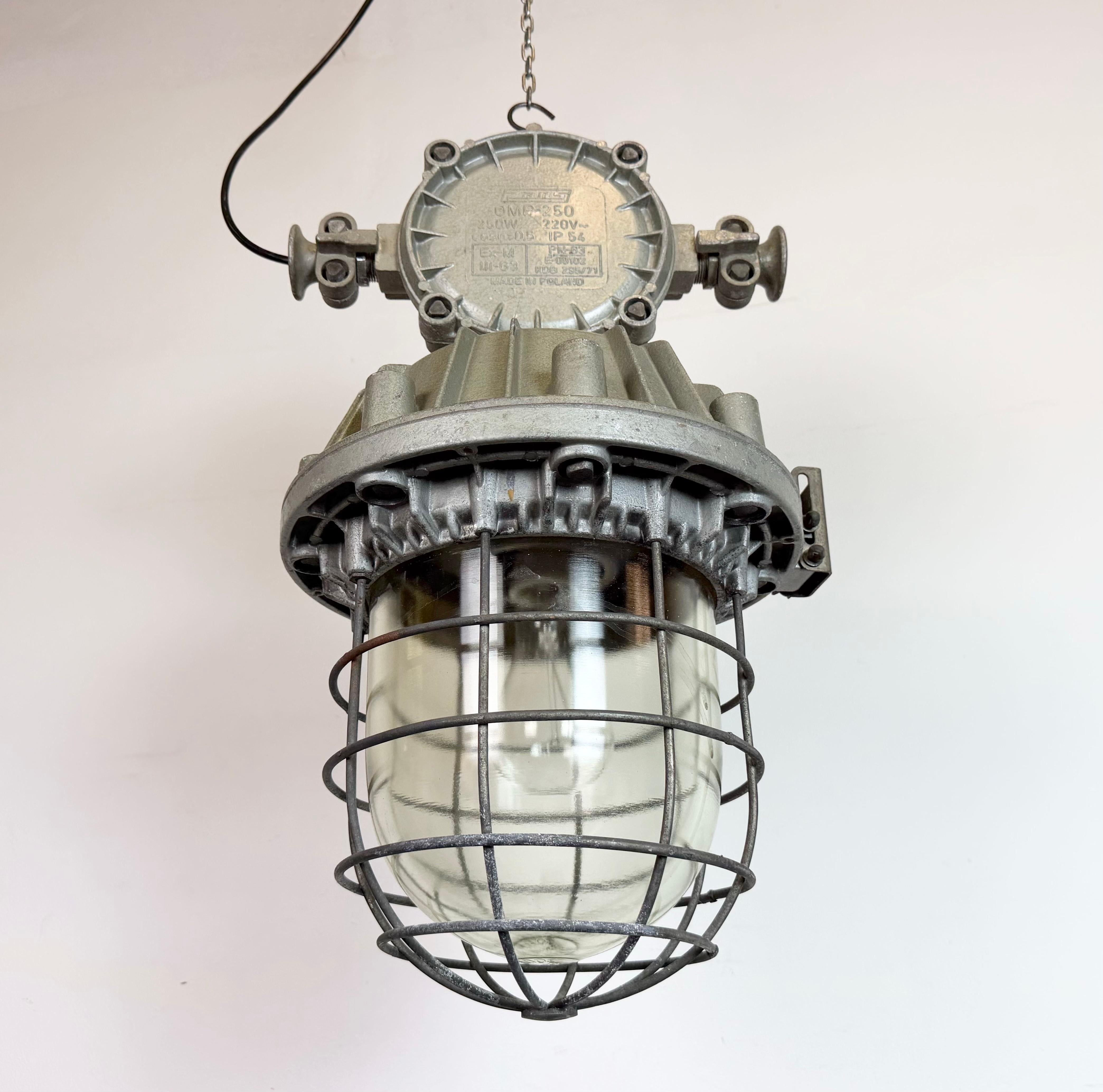 Gran lámpara colgante industrial de jaula de aluminio fundido de Zaos, años 70 en Bueno estado para la venta en Kojetice, CZ