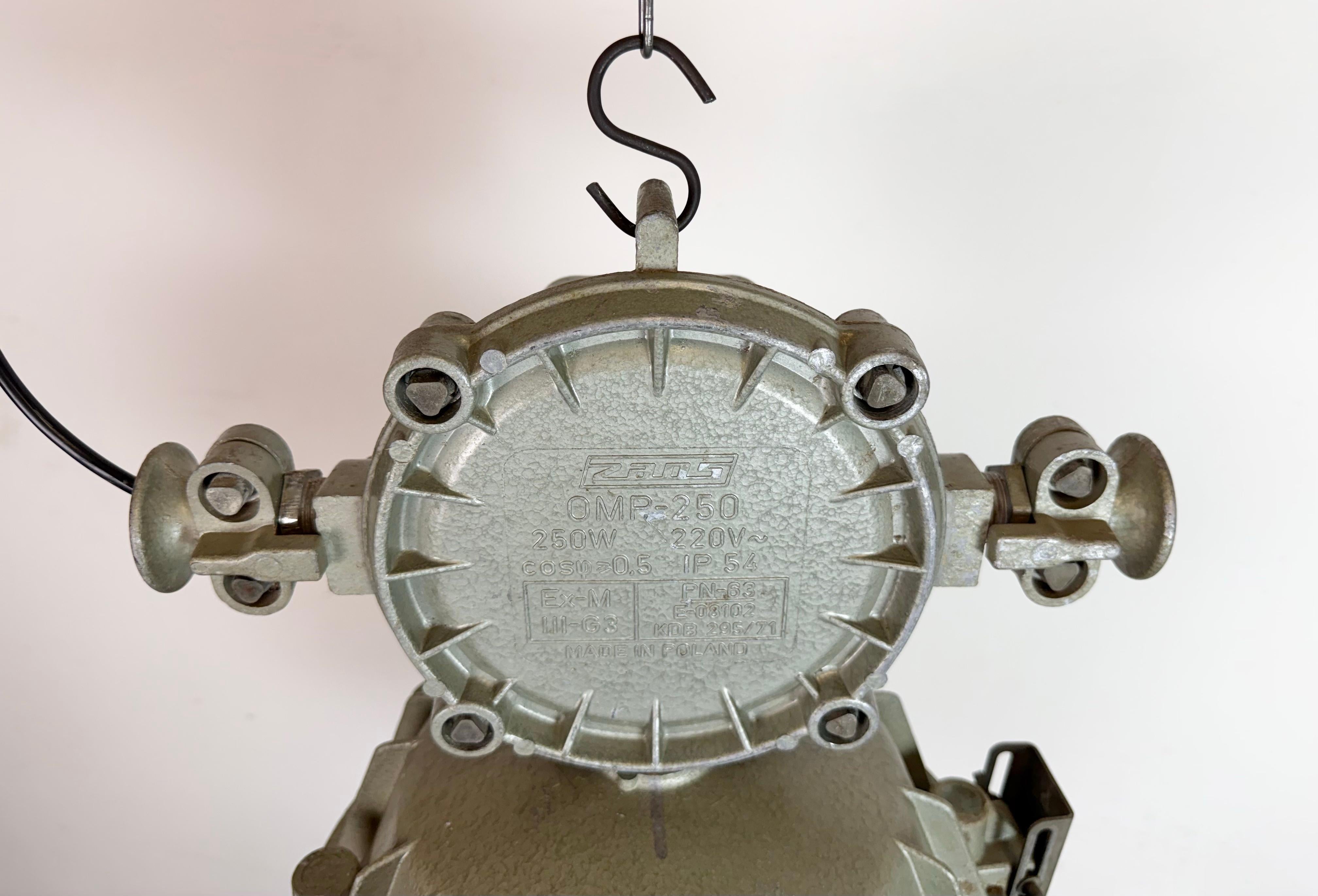 Gran lámpara colgante industrial de jaula de aluminio fundido de Zaos, años 70 Aluminio en venta