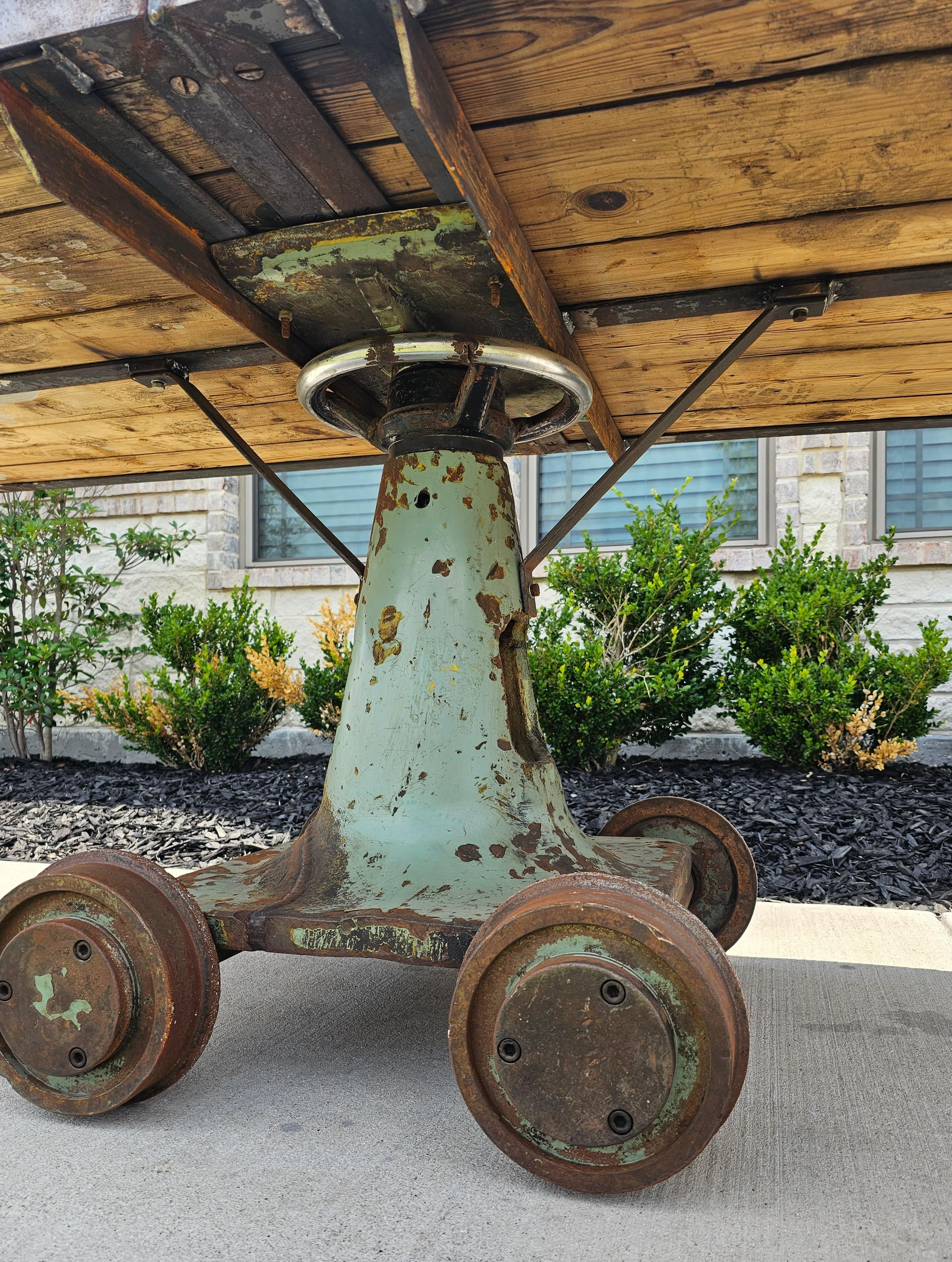 Grande table ou chariot de travail industriel en pin en fonte pour chariot ou îlot en vente 10