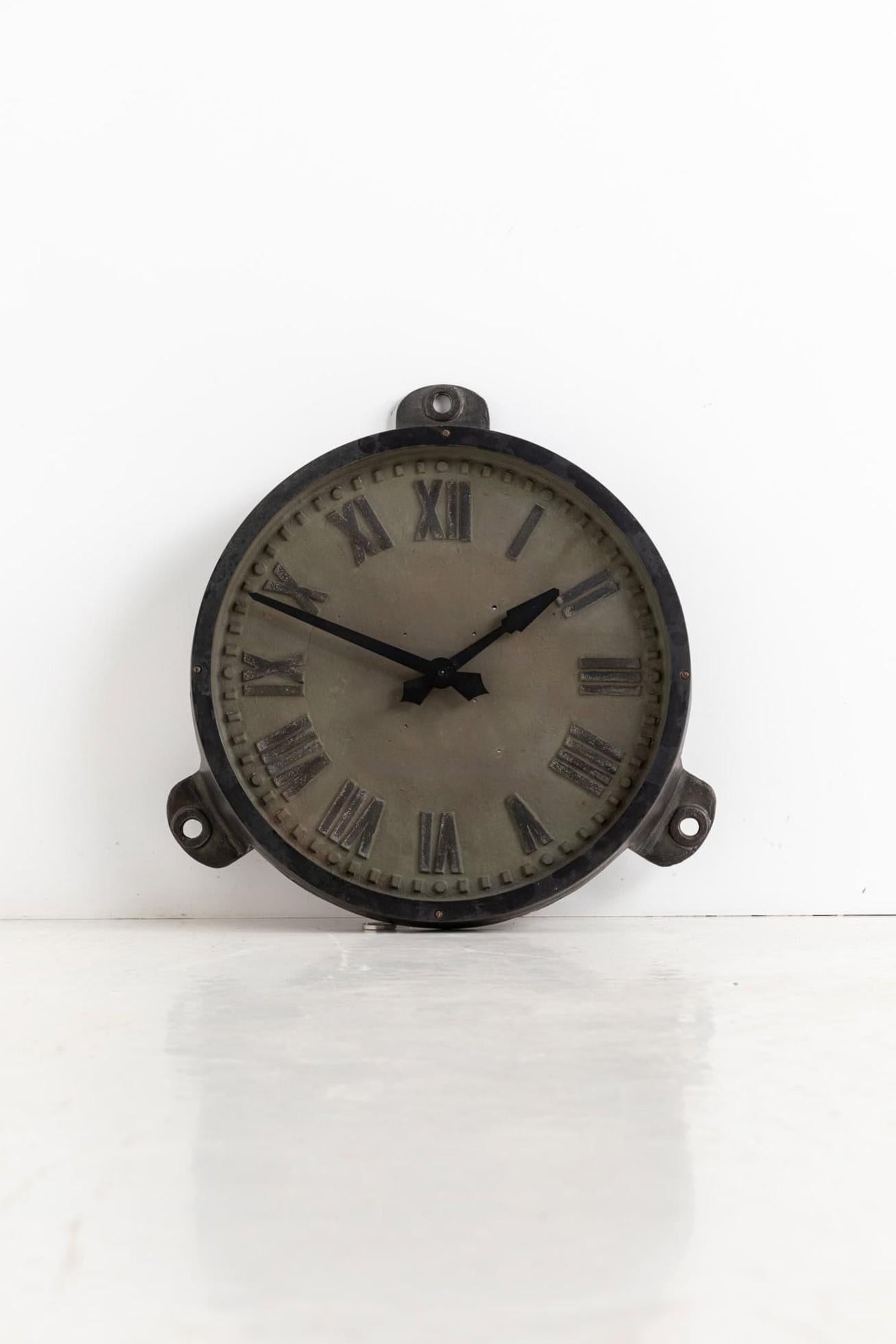 Inglese Grande orologio da parete industriale in ghisa Gents of Leicester Factory, 1930 ca. in vendita