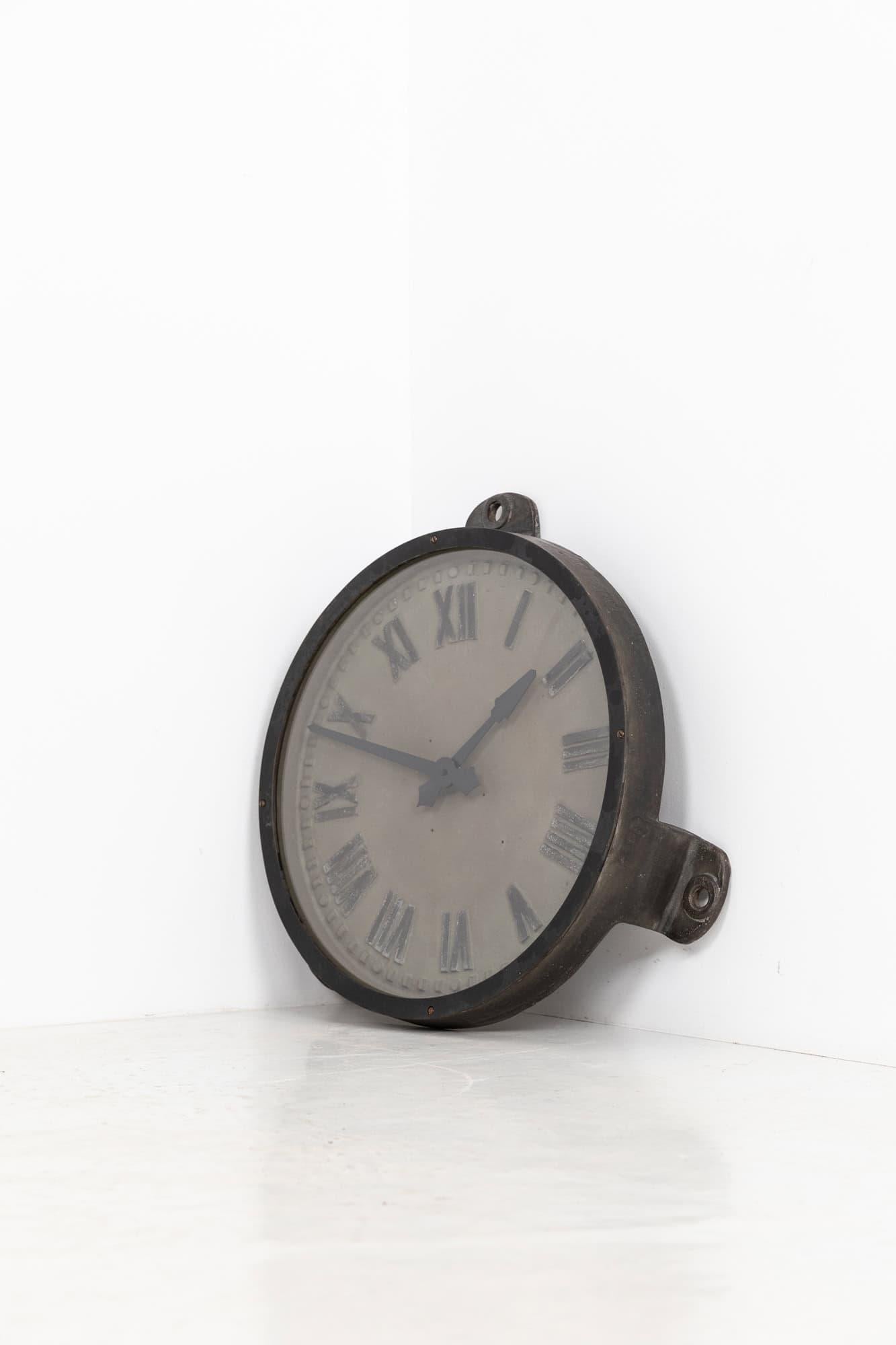 Metà XX secolo Grande orologio da parete industriale in ghisa Gents of Leicester Factory, 1930 ca. in vendita