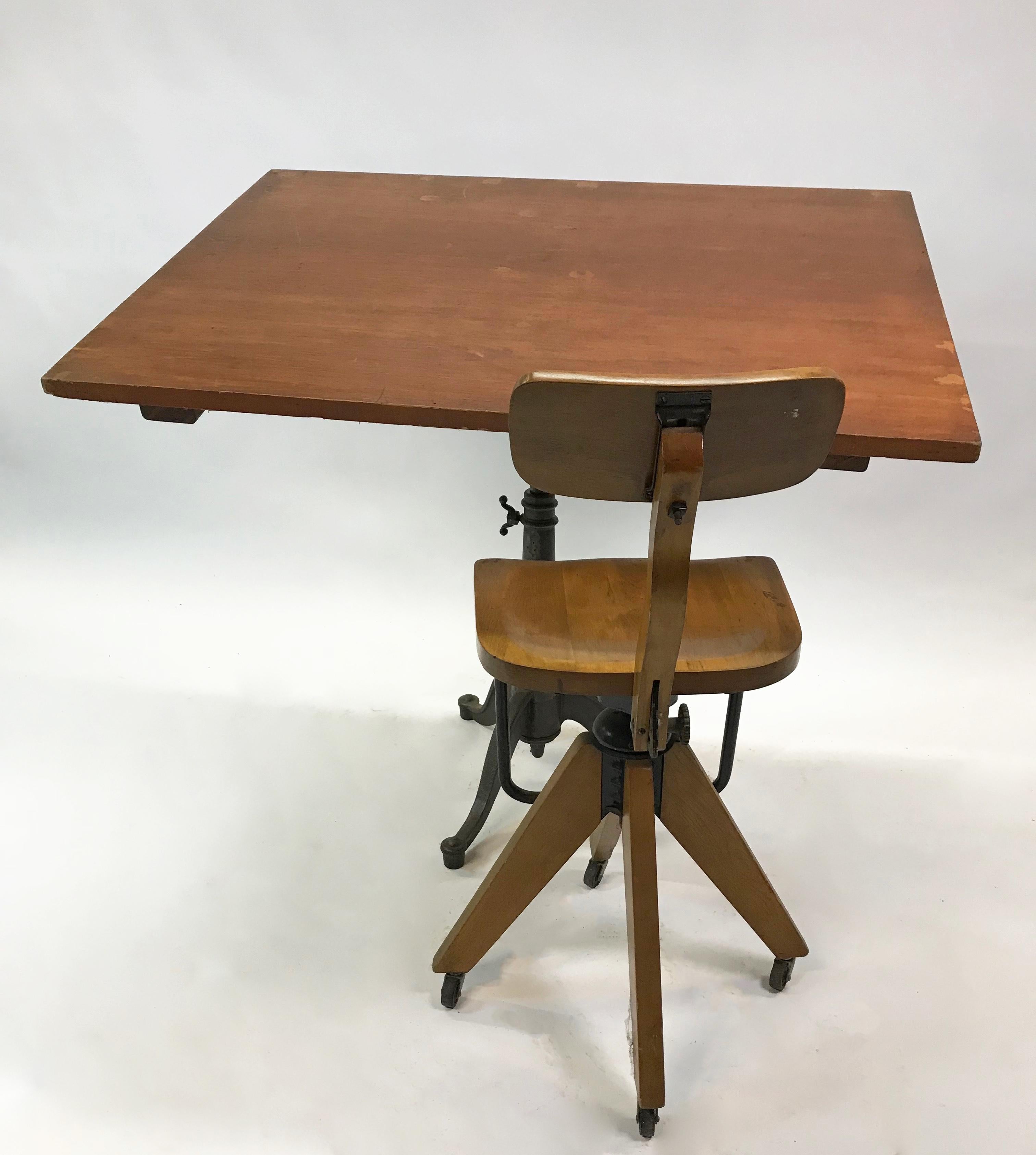 Gran Mesa de Dibujo Industrial de Cerezo Base de Pedestal de Hierro Fundido Vaciado en venta