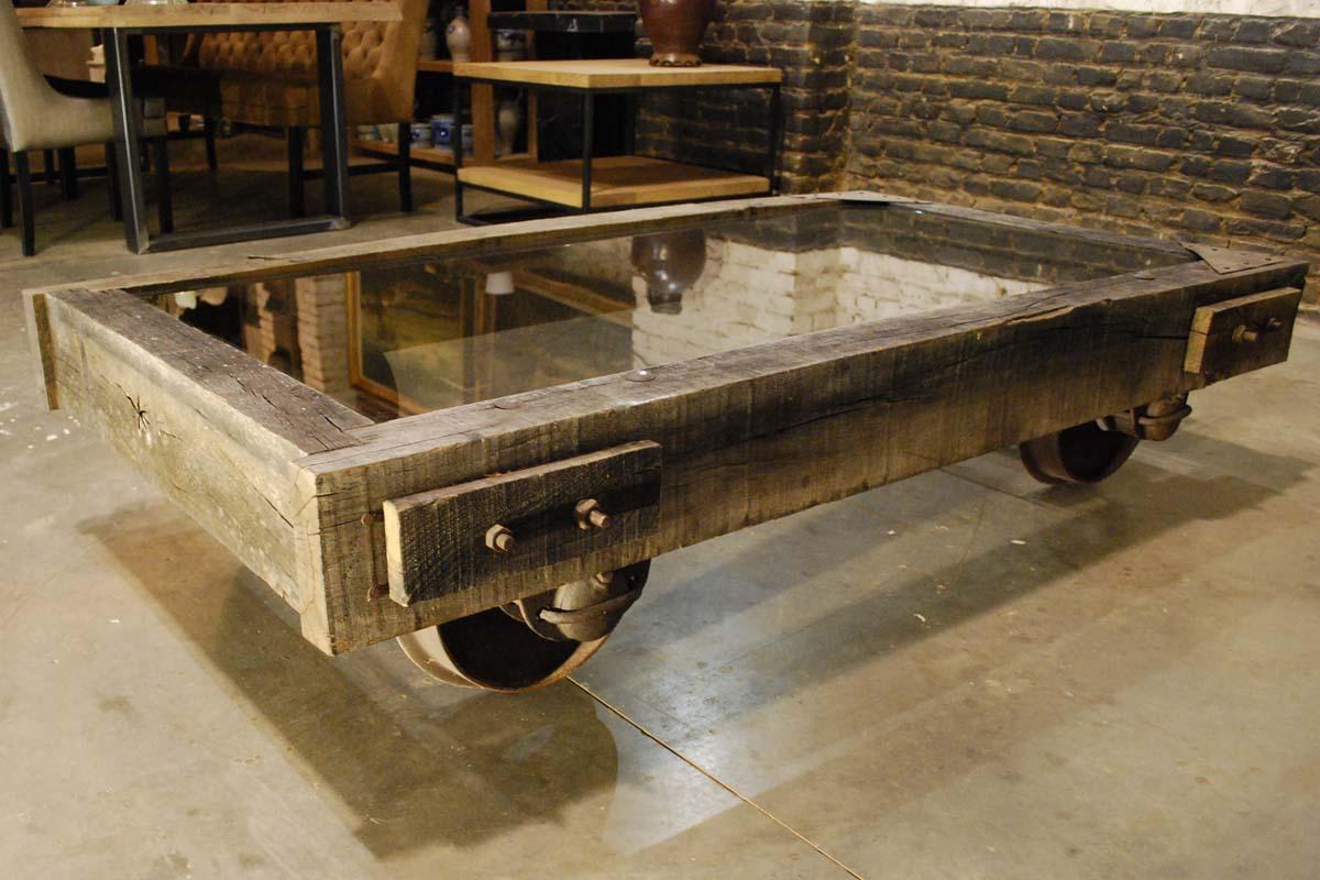 Français Grand chariot de table basse industriel avec roues forgées et plateau en verre en vente