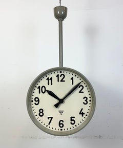 Grande orologio industriale bifacciale da ferrovia o da fabbrica di Pragotron, anni '1950