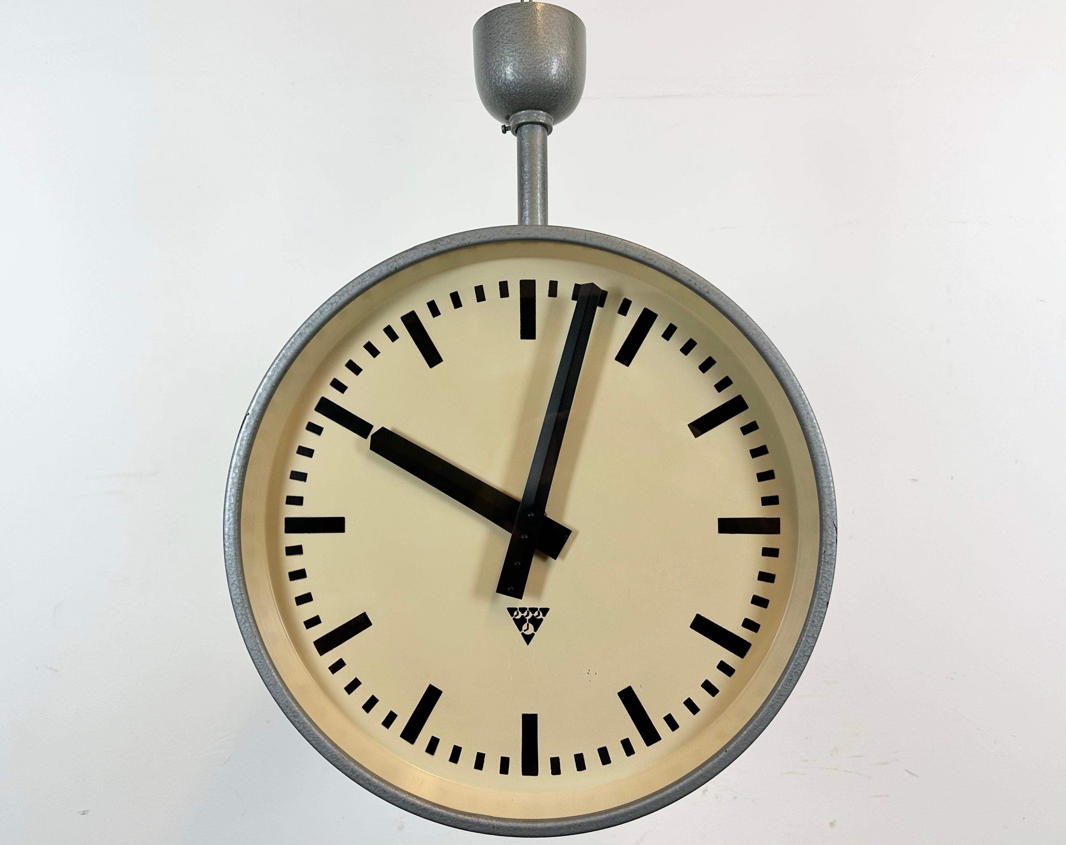 Grande horloge industrielle double face de chemin de fer ou d'usine de Pragotron, années 1960 en vente 2