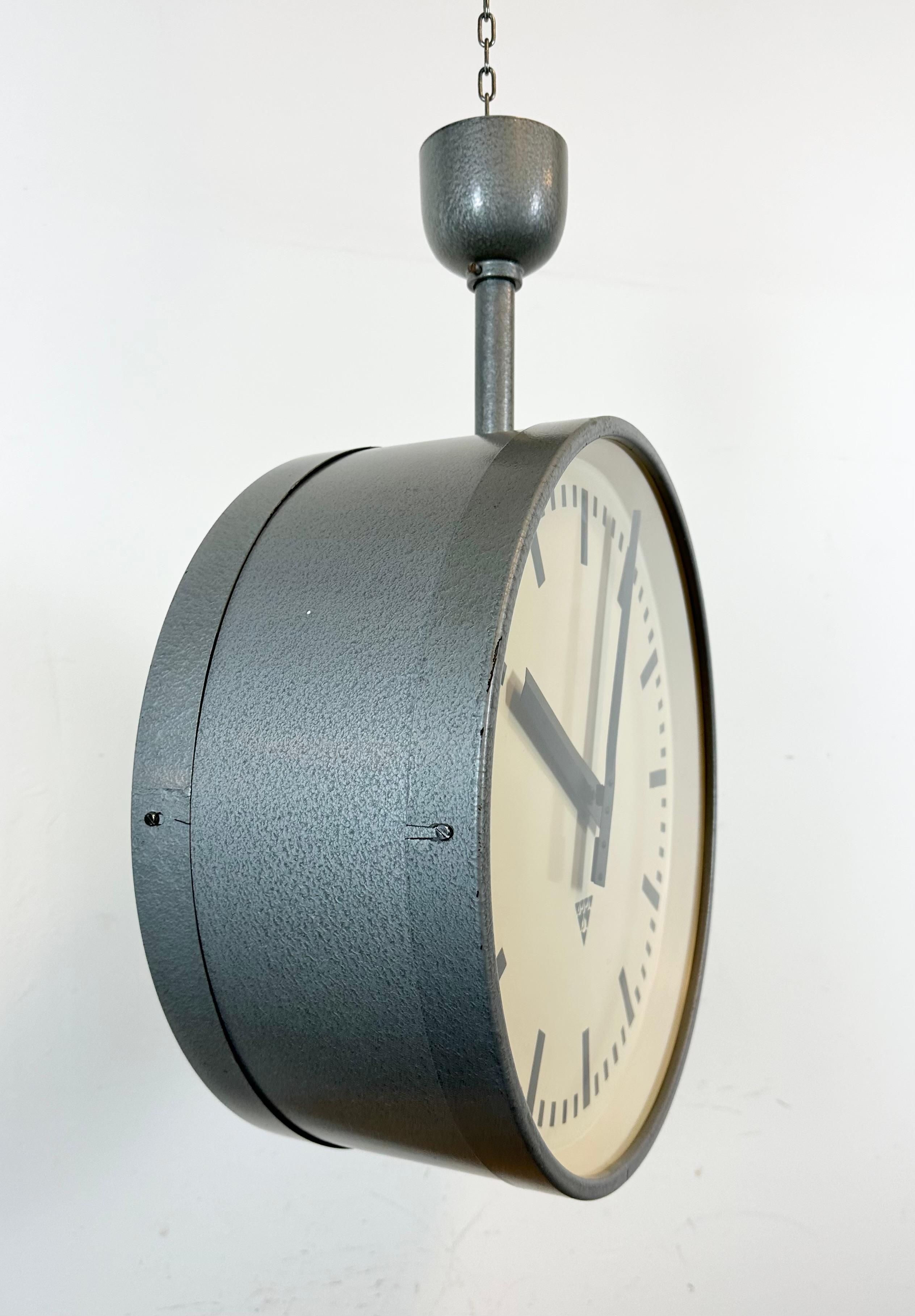Grande horloge industrielle double face de chemin de fer ou d'usine de Pragotron, années 1960 en vente 4