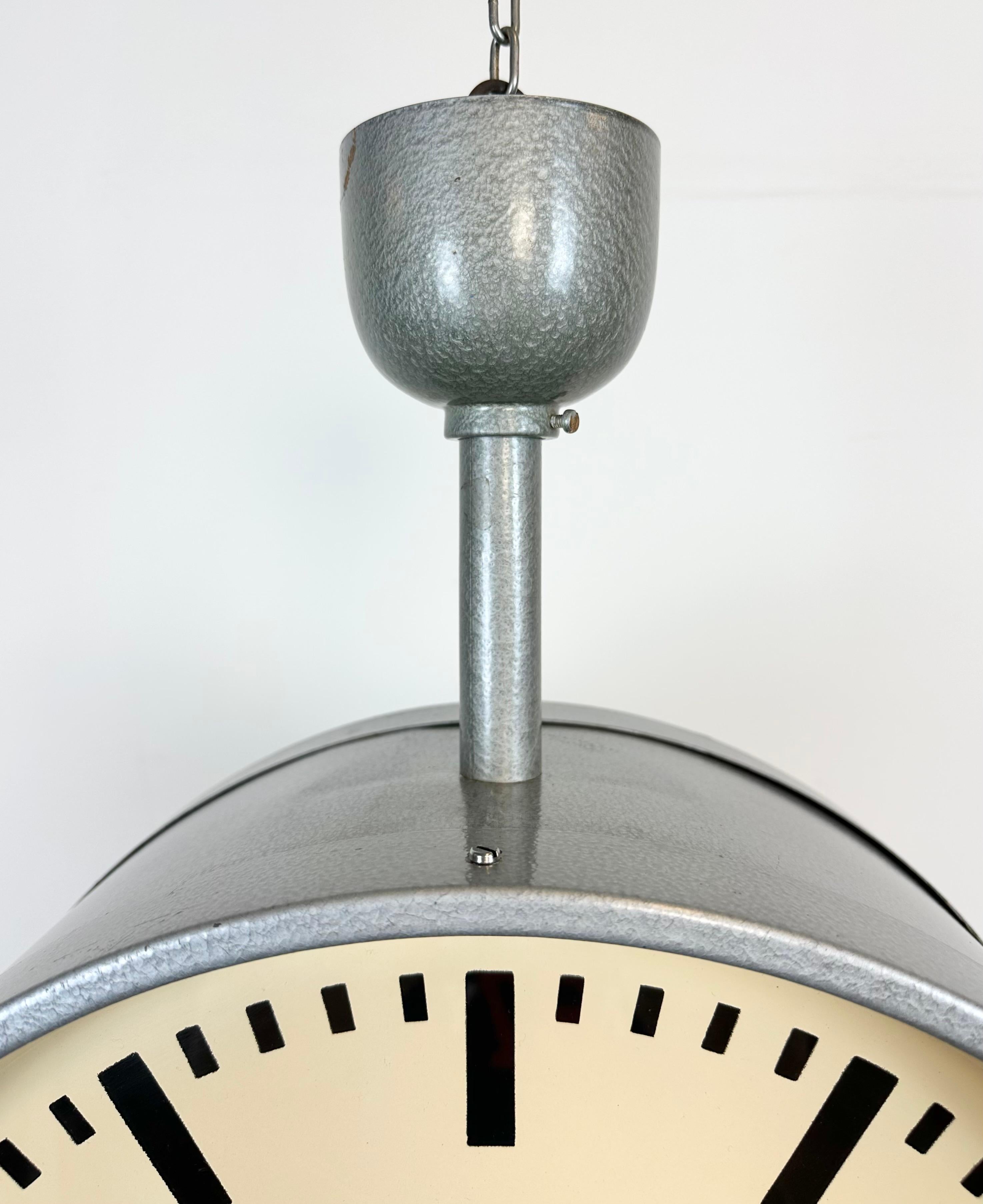 Industriel Grande horloge industrielle double face de chemin de fer ou d'usine de Pragotron, années 1960 en vente